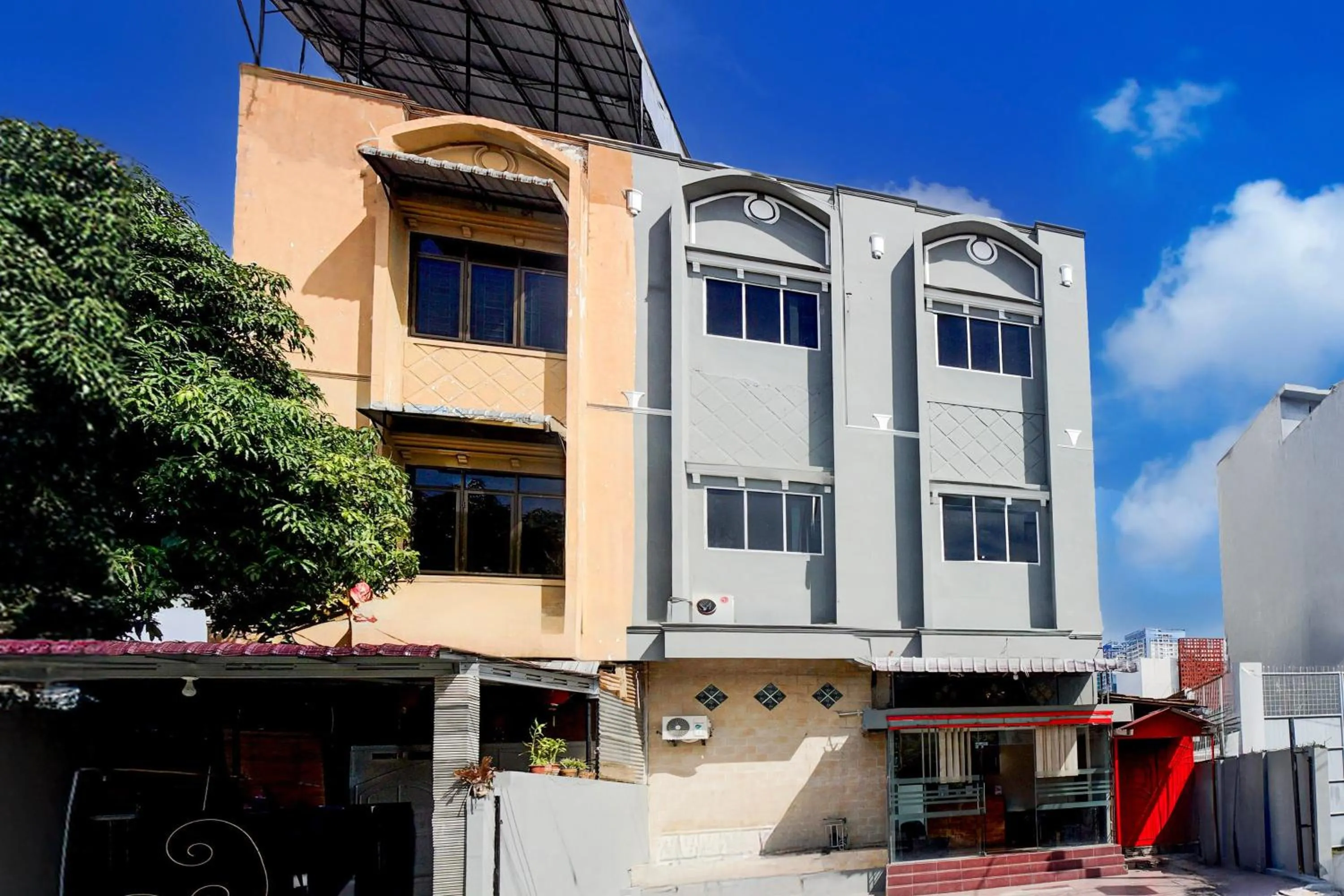 Facade/entrance in Dancenter Waringin Residence