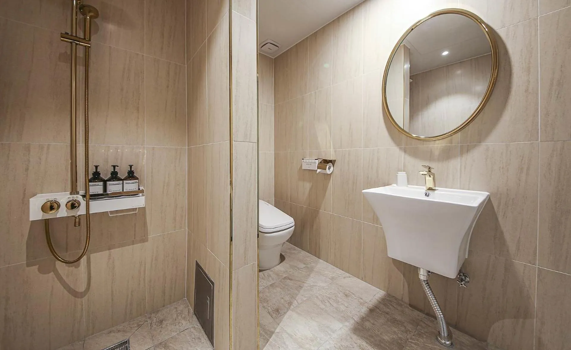 Shower in Chungju Browndot Cityhall