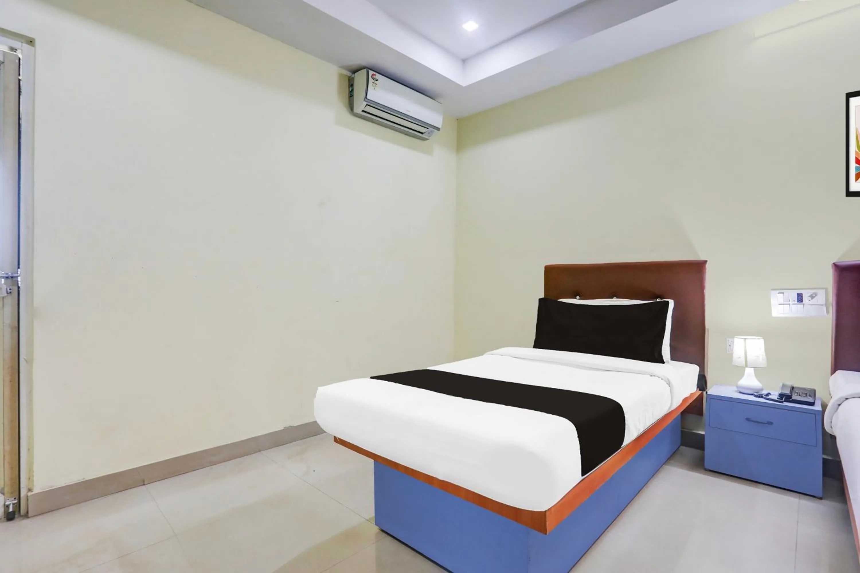 Bedroom, Bed in Super Collection O Nellore Subbareddy Government Hospital Formerly Hotel Rama Royal