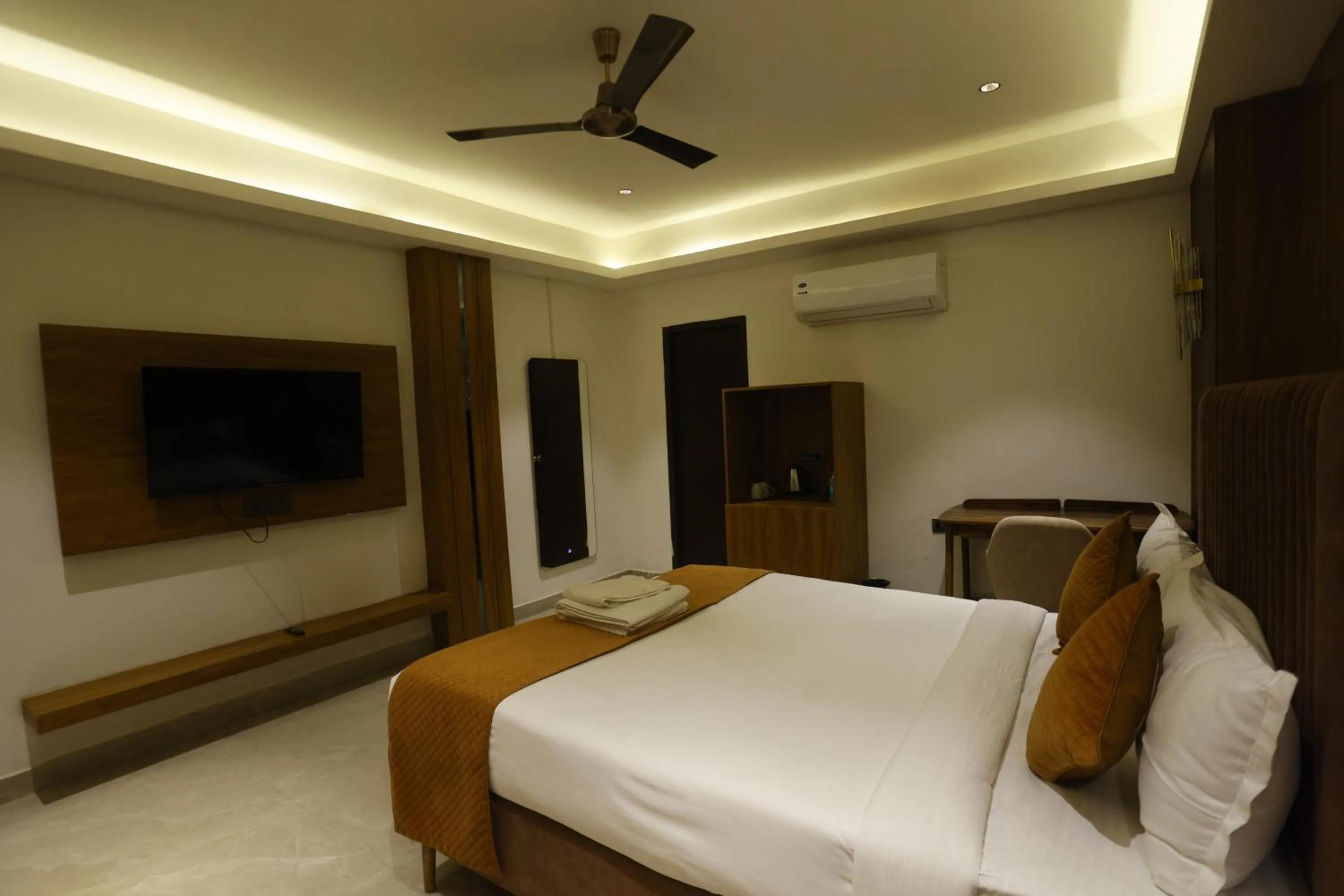 Bed in The Hoften Lotus Court, Noida