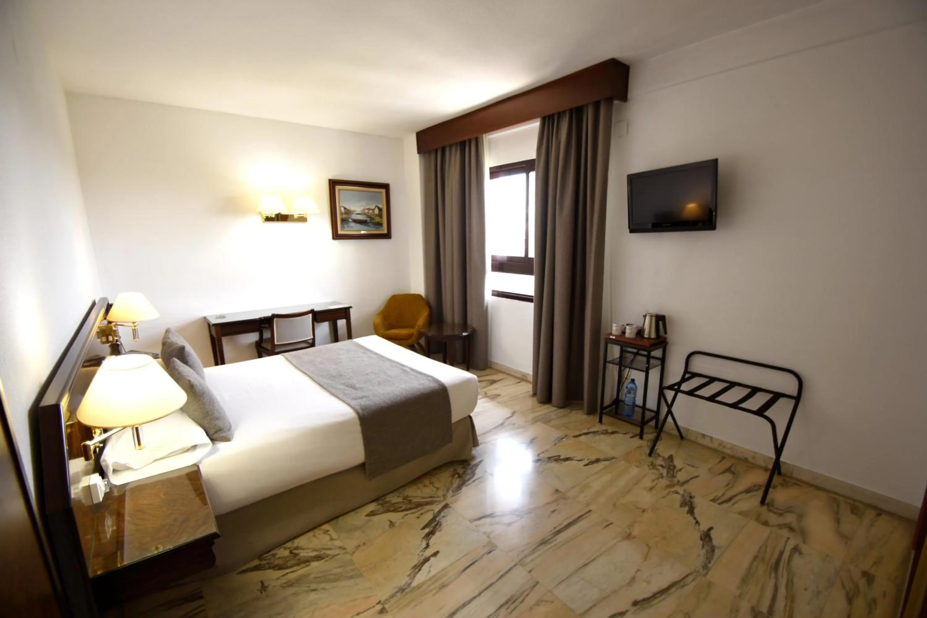 Bedroom, Bed in Hotel Turia Valencia