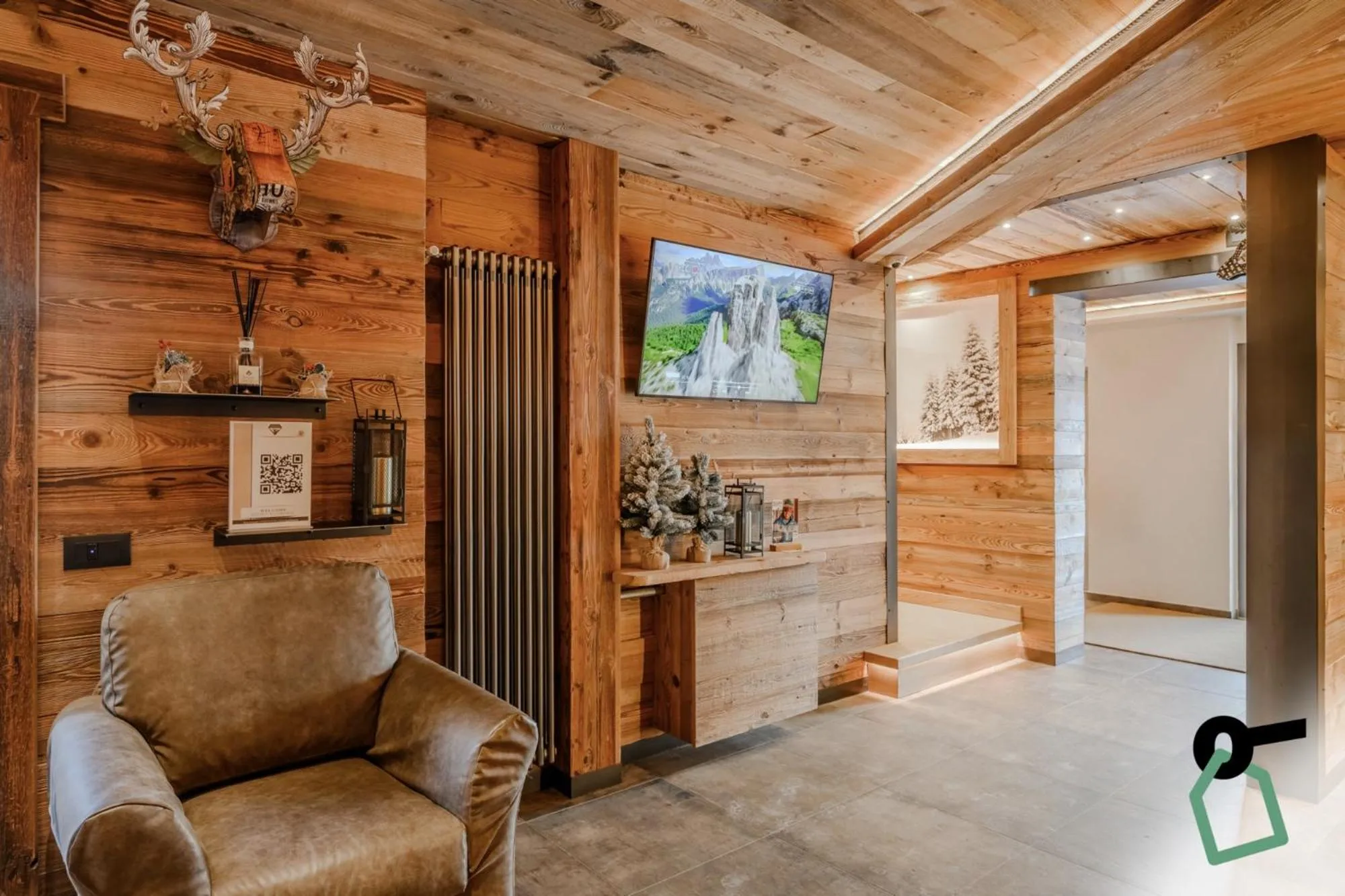 Communal lounge/ TV room in Hotiday Sauze Centro