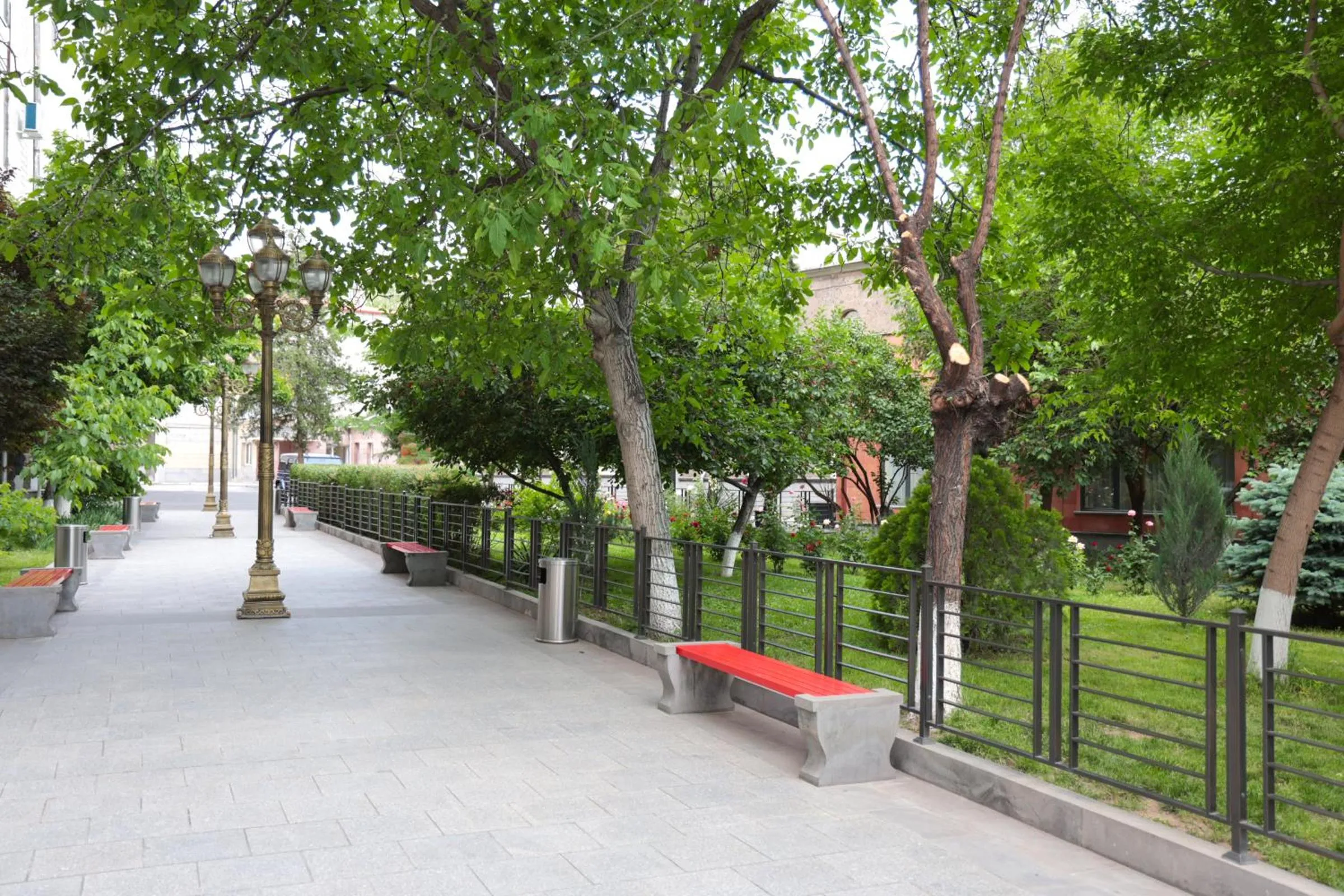 Garden in Plaza Viktoria Hotel Yerevan