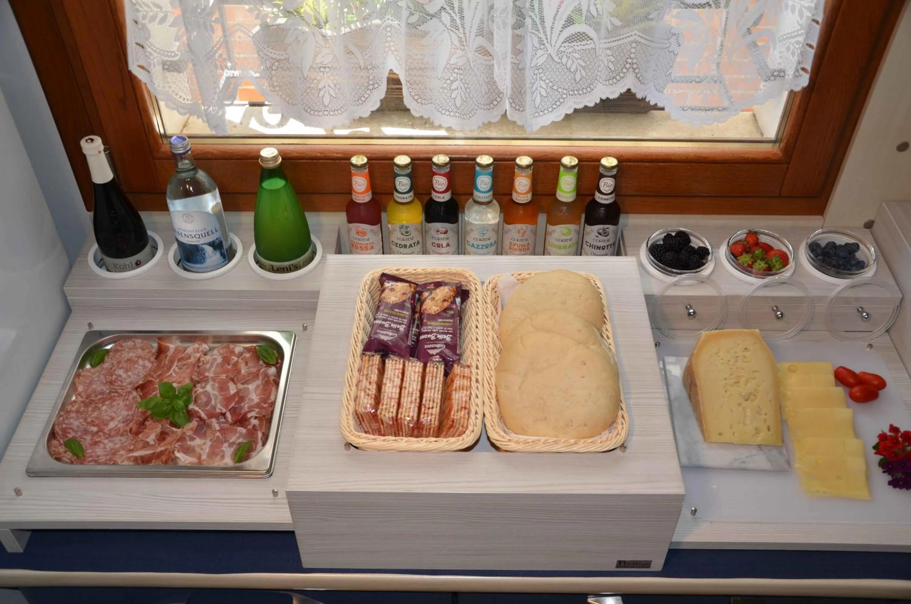 Food and drinks in B&B Melograno MC