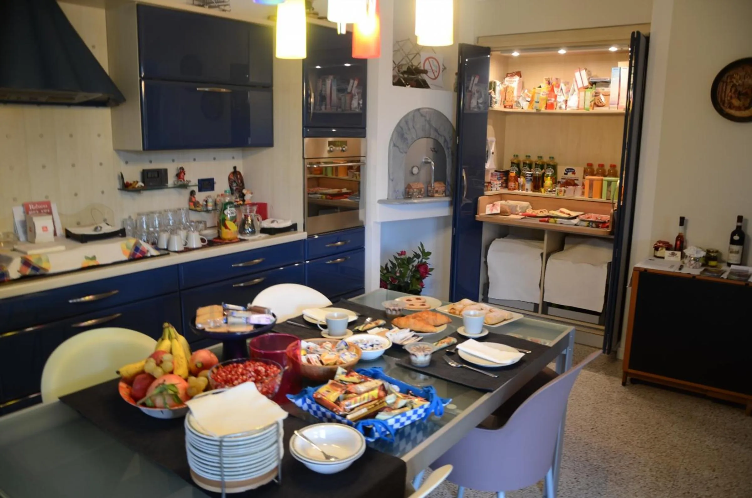Continental breakfast in B&B Melograno MC