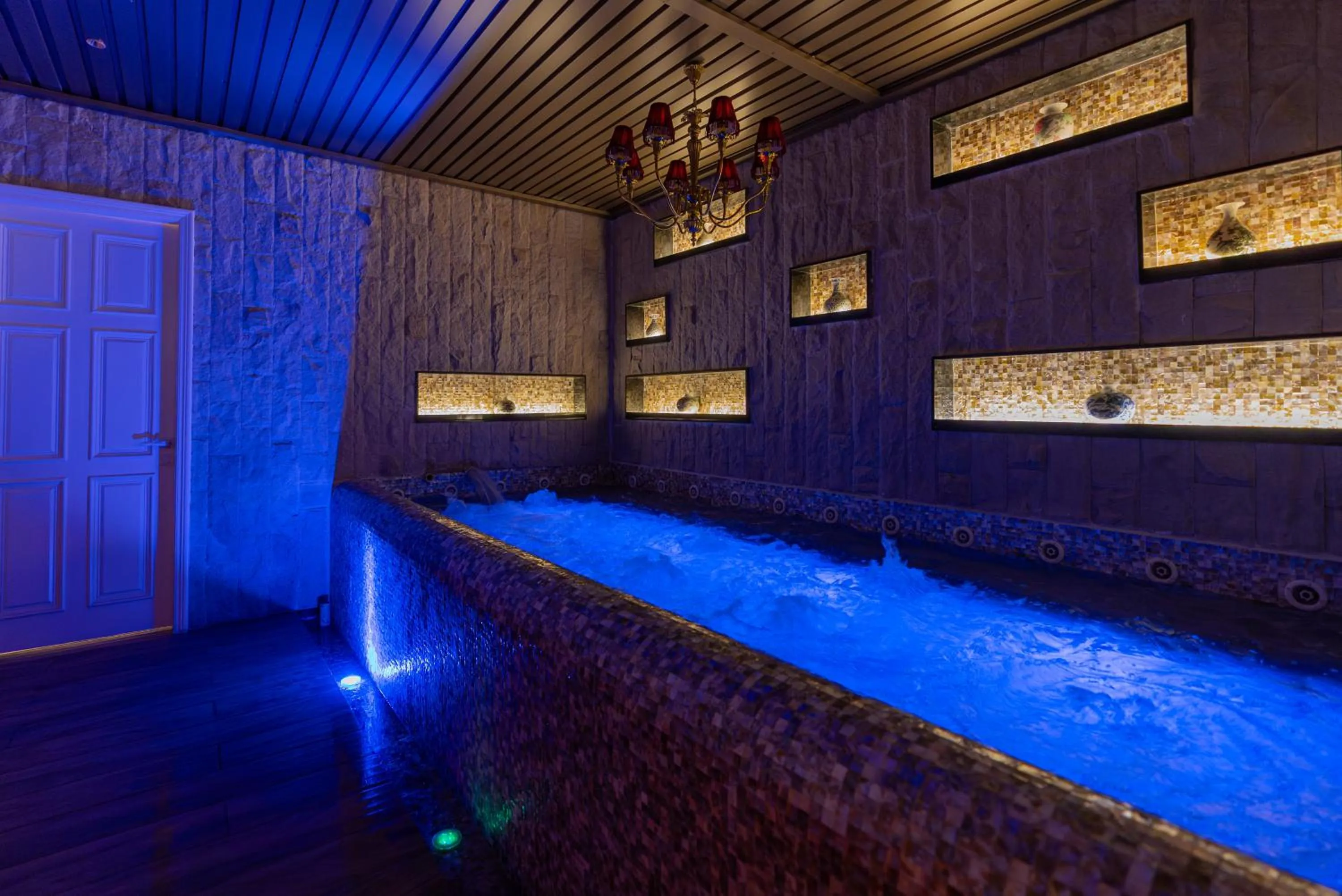 Hot Tub in The Manor Sports and Wellness Hotel