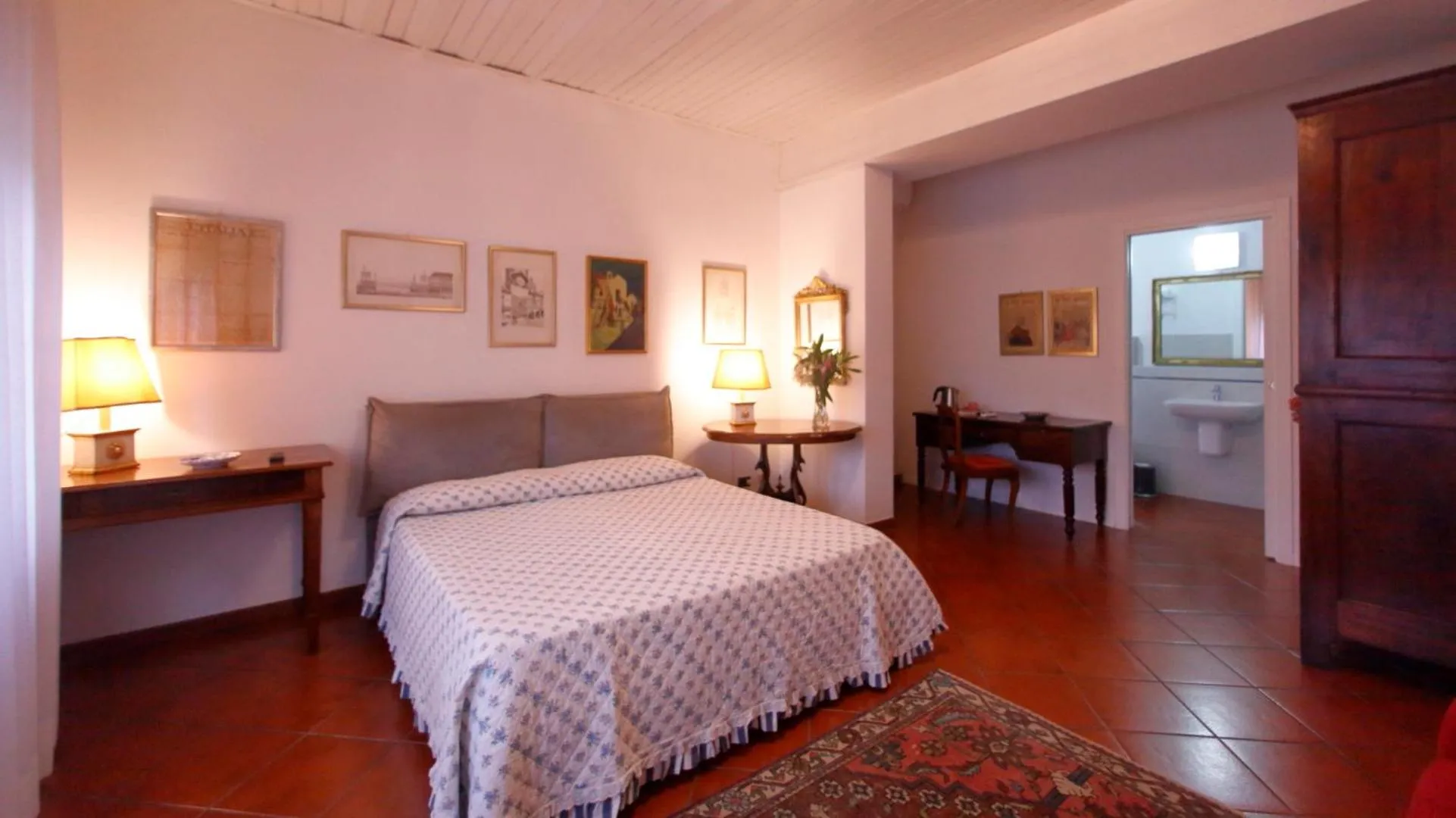 Photo of the whole room in B&B Domus Sirmione
