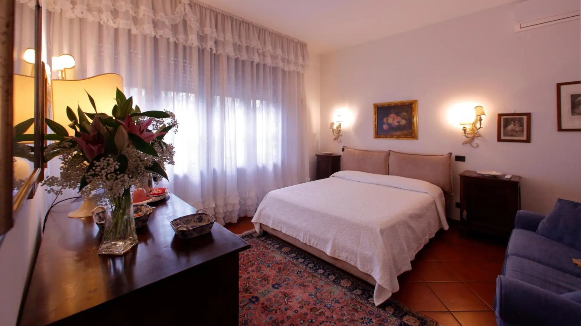 Photo of the whole room in B&B Domus Sirmione
