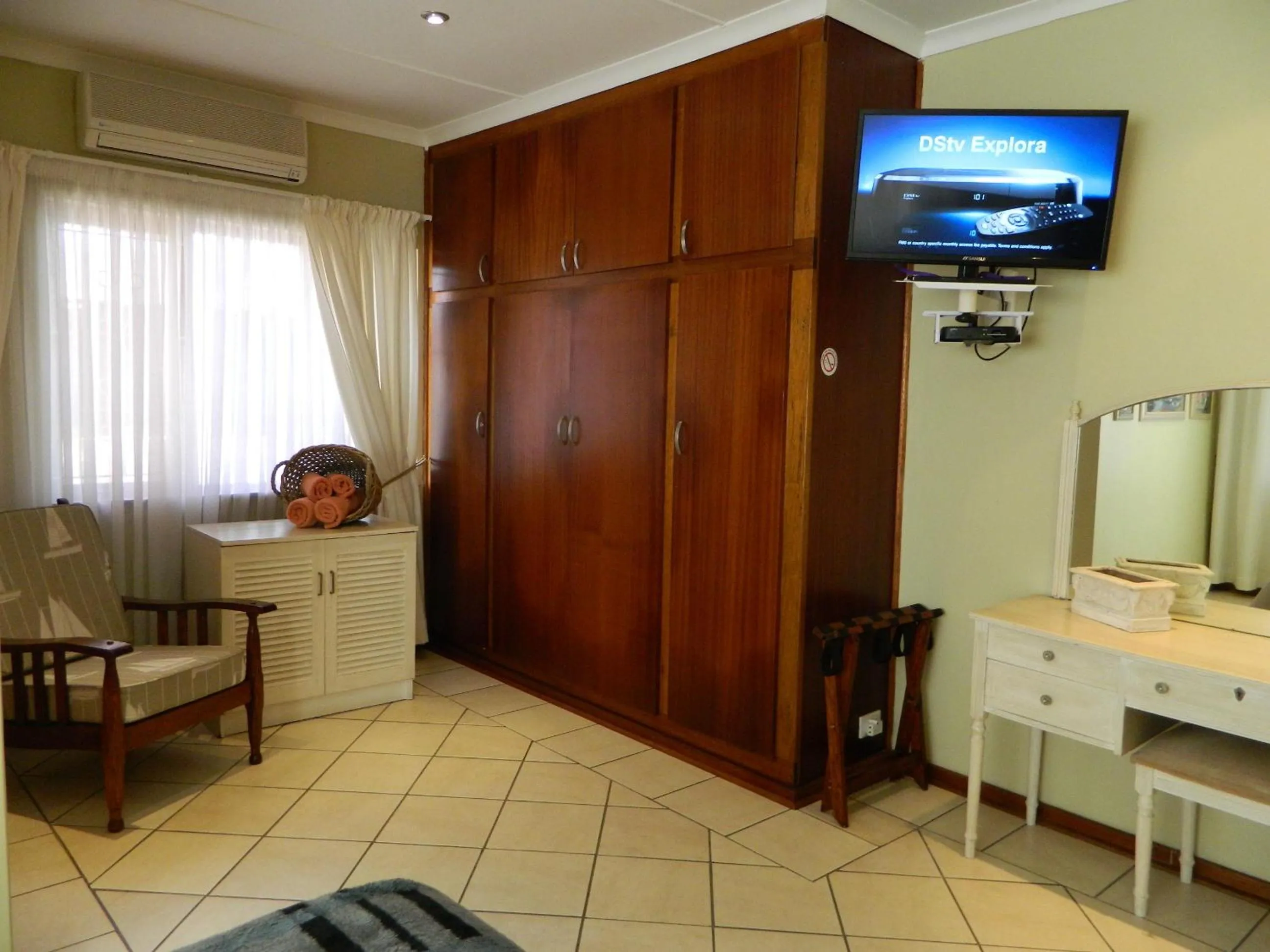 Communal lounge/ TV room in Birdcage B&B