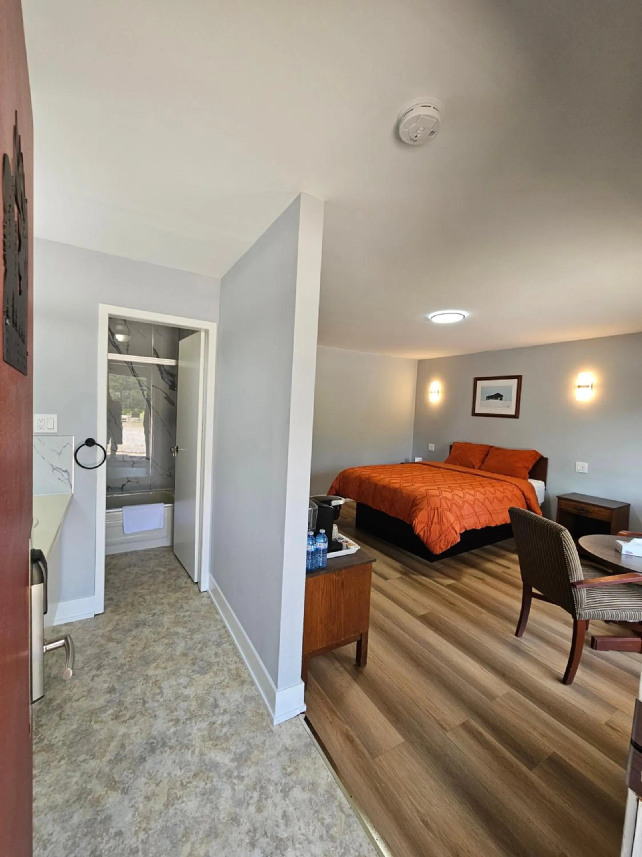 Bed in Arrowhead Inn by Baaman's