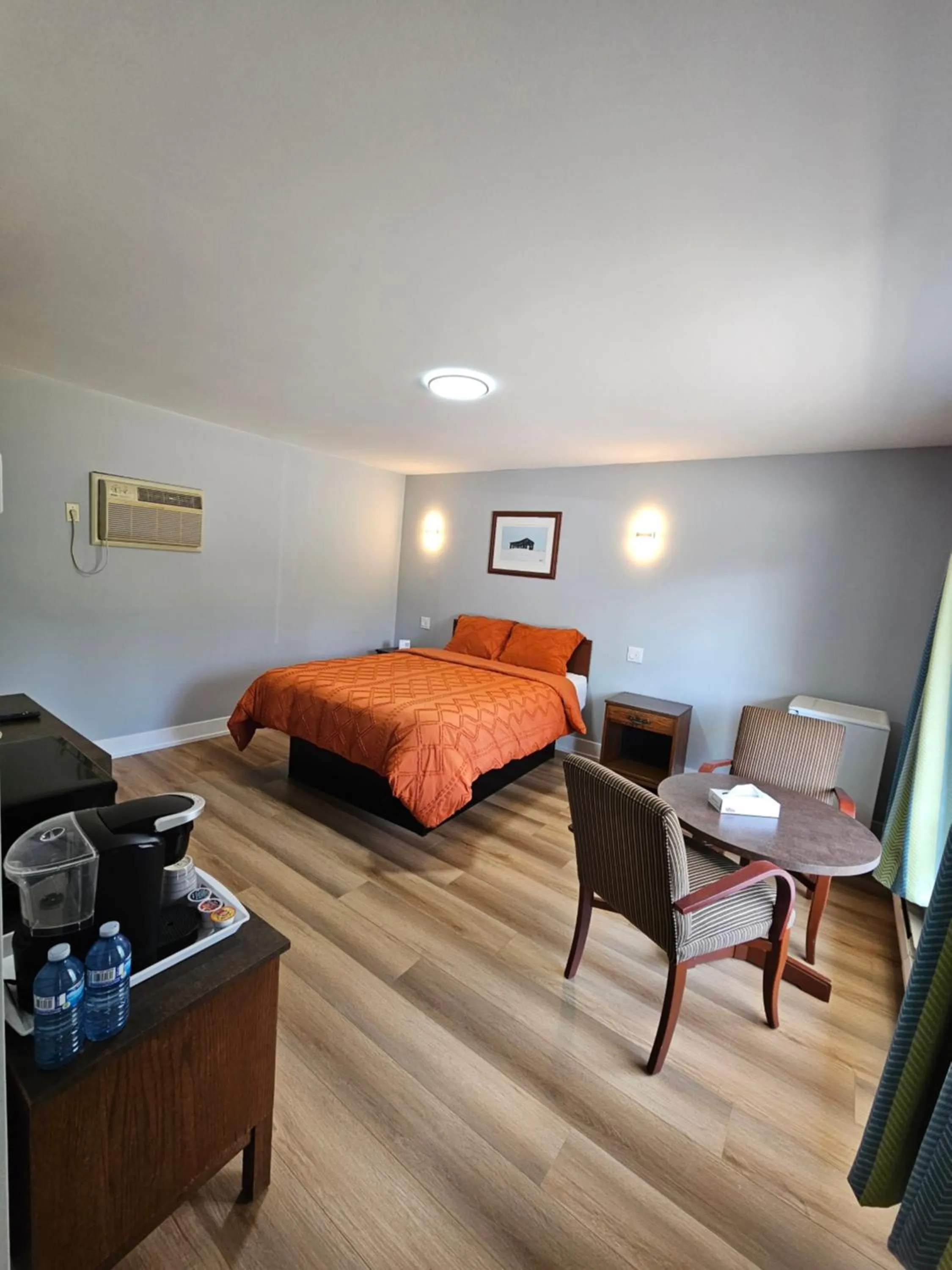 Bed in Arrowhead Inn by Baaman's