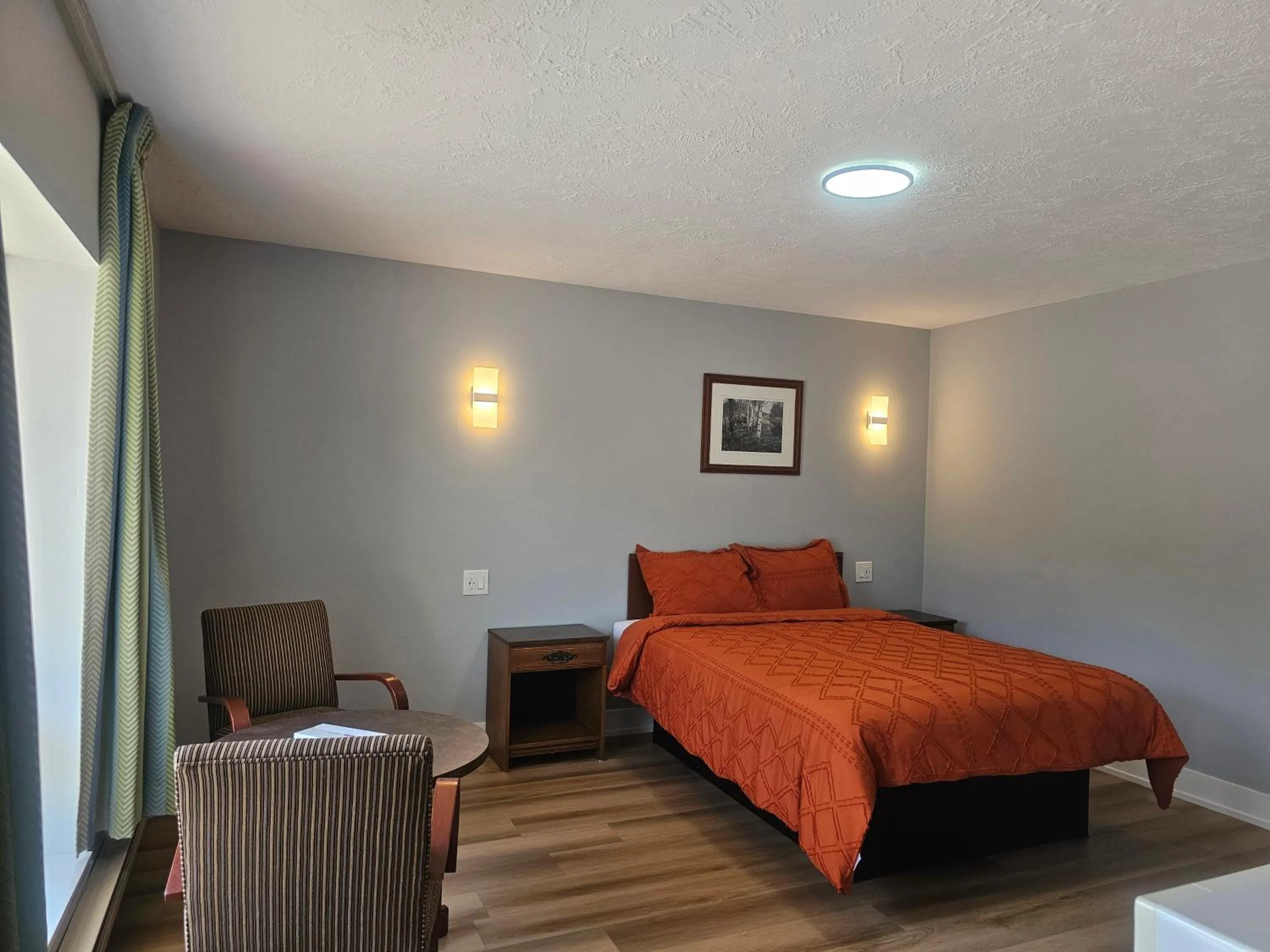 Bed in Arrowhead Inn by Baaman's