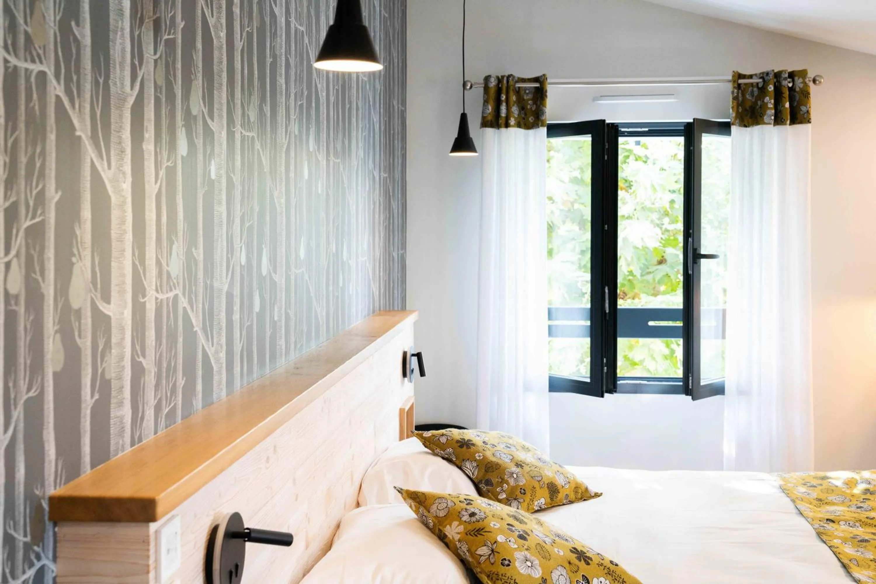 Bed in Logis Hôtels Gnàc é Pause