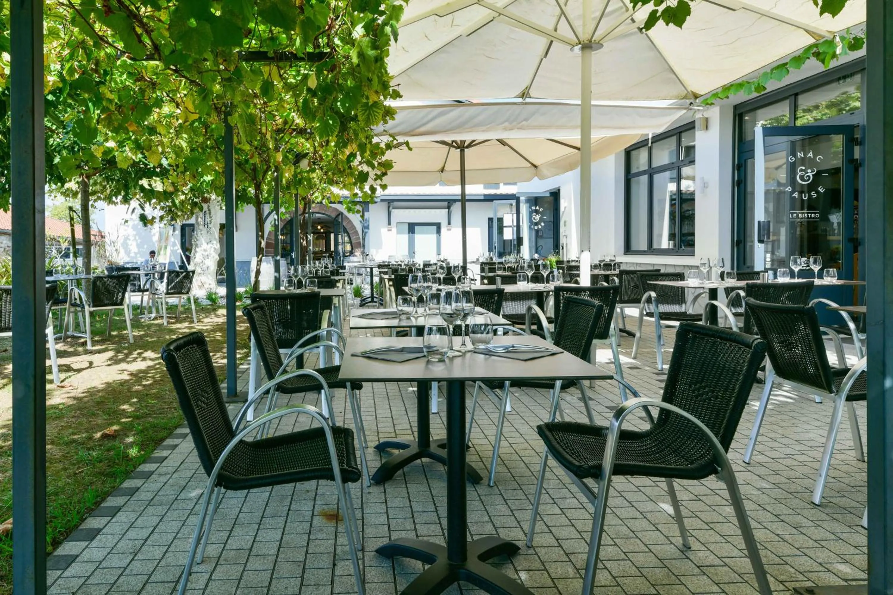 Patio in Logis Hôtels Gnàc é Pause