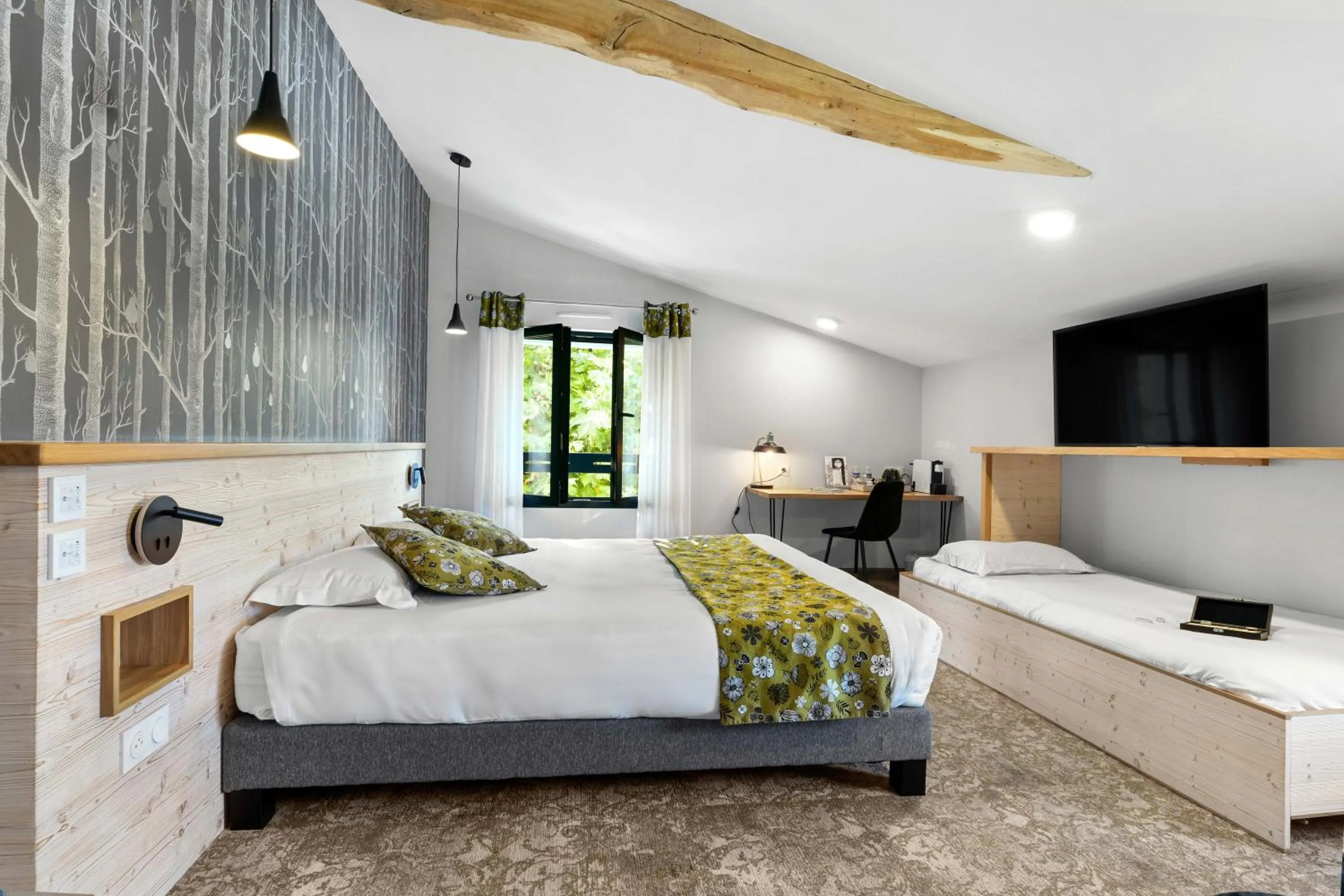 Bed in Logis Hôtels Gnàc é Pause