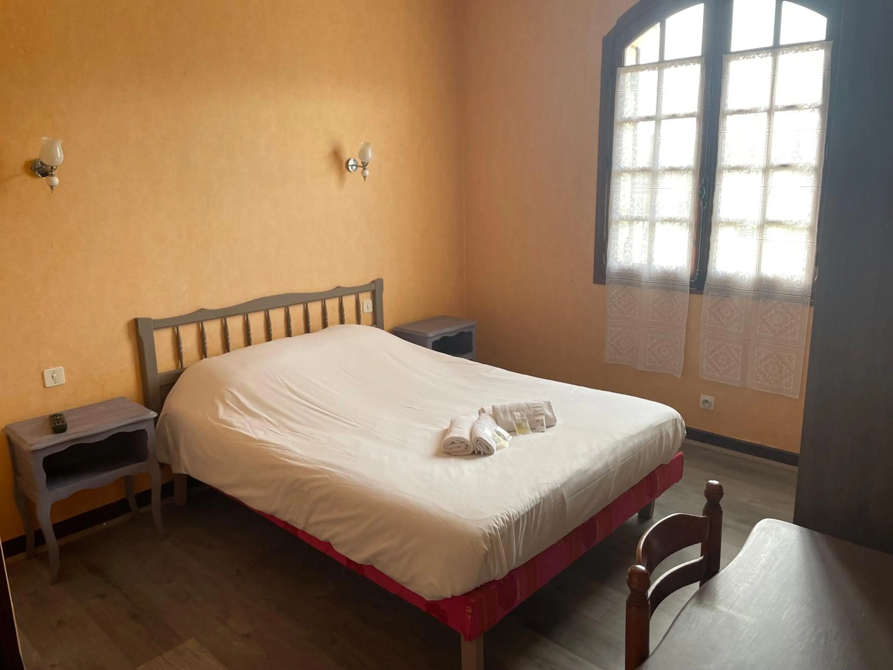 Bed in Hotel Restaurant L'Escale