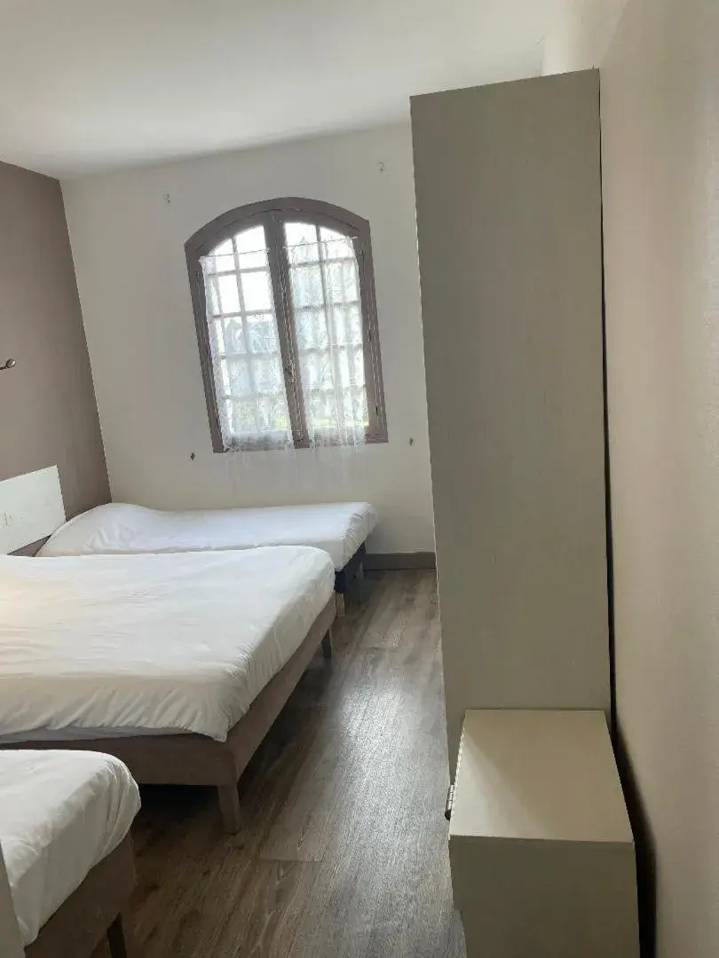 Quadruple Room with Bath in Hotel Restaurant L'Escale Quadruple Room with Bath in Hotel Restaurant L'Escale