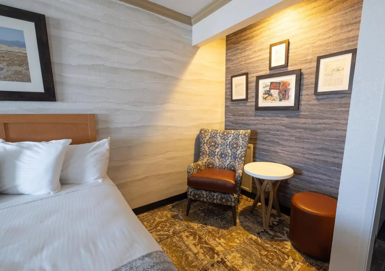 Seating area, Bed in Stovepipe Wells Village