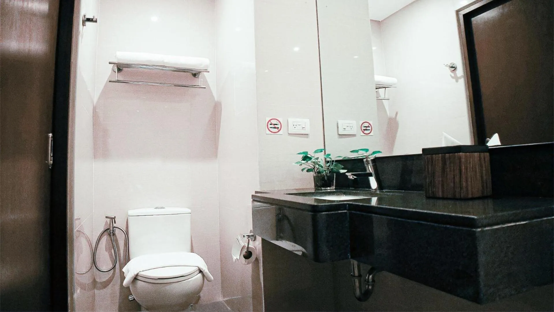 Toilet in Private Rooms in Historic Manila Chinatown