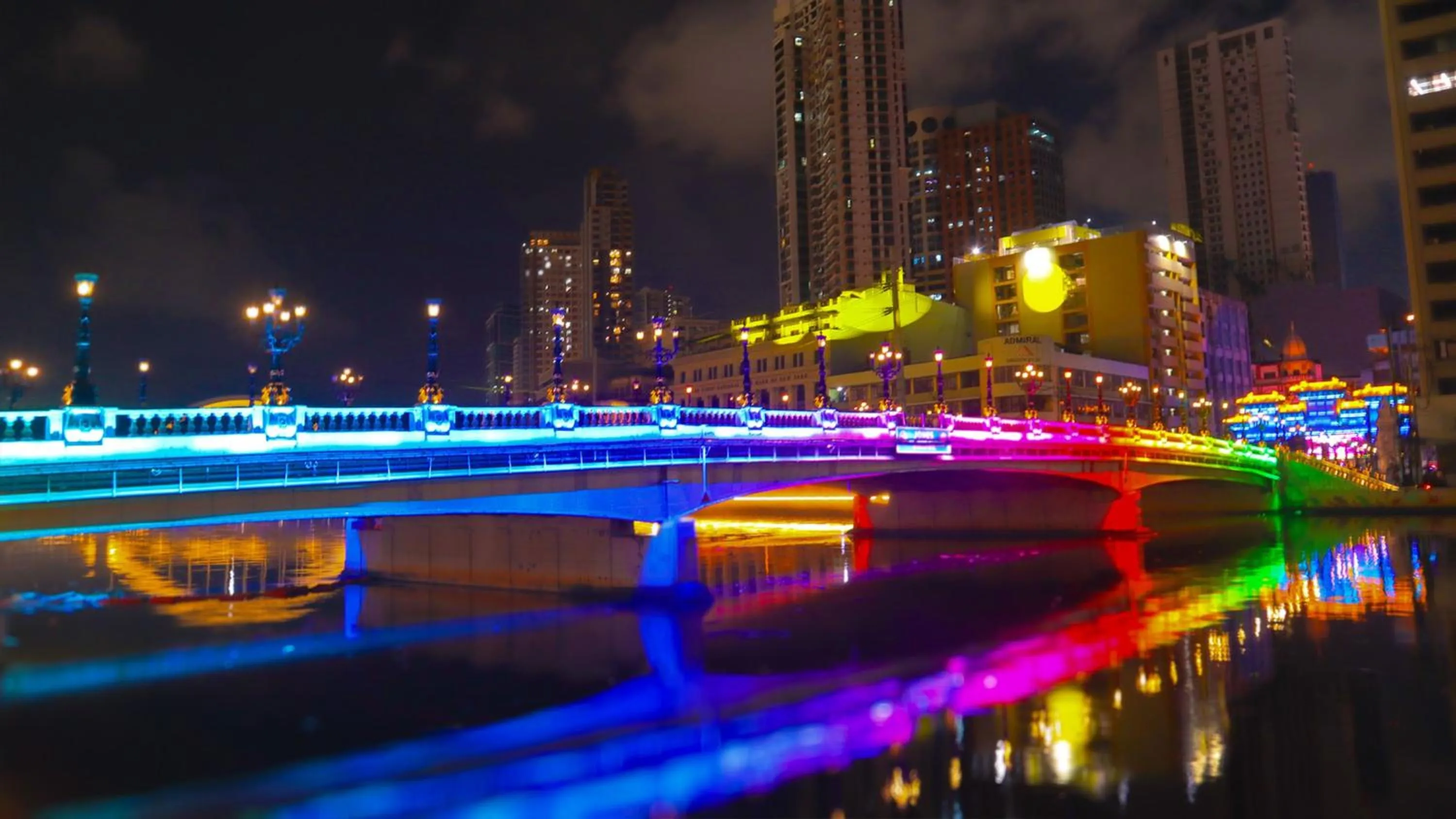 Night in Private Rooms in Historic Manila Chinatown