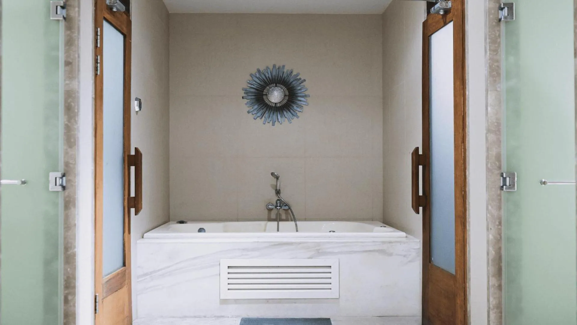 Bath in Private Rooms in Historic Manila Chinatown