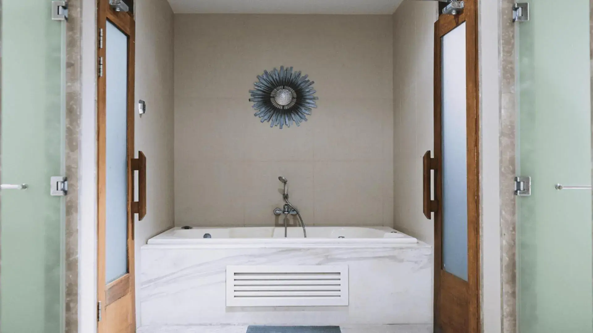 Queen Bed Next to Chinatown Mall in Binondo, Manila in Private Rooms in Historic Manila Chinatown Queen Bed Next to Chinatown Mall in Binondo, Manila in Private Rooms in Historic Manila Chinatown