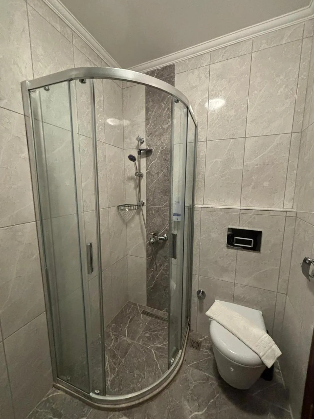 Shower in Dores Residence