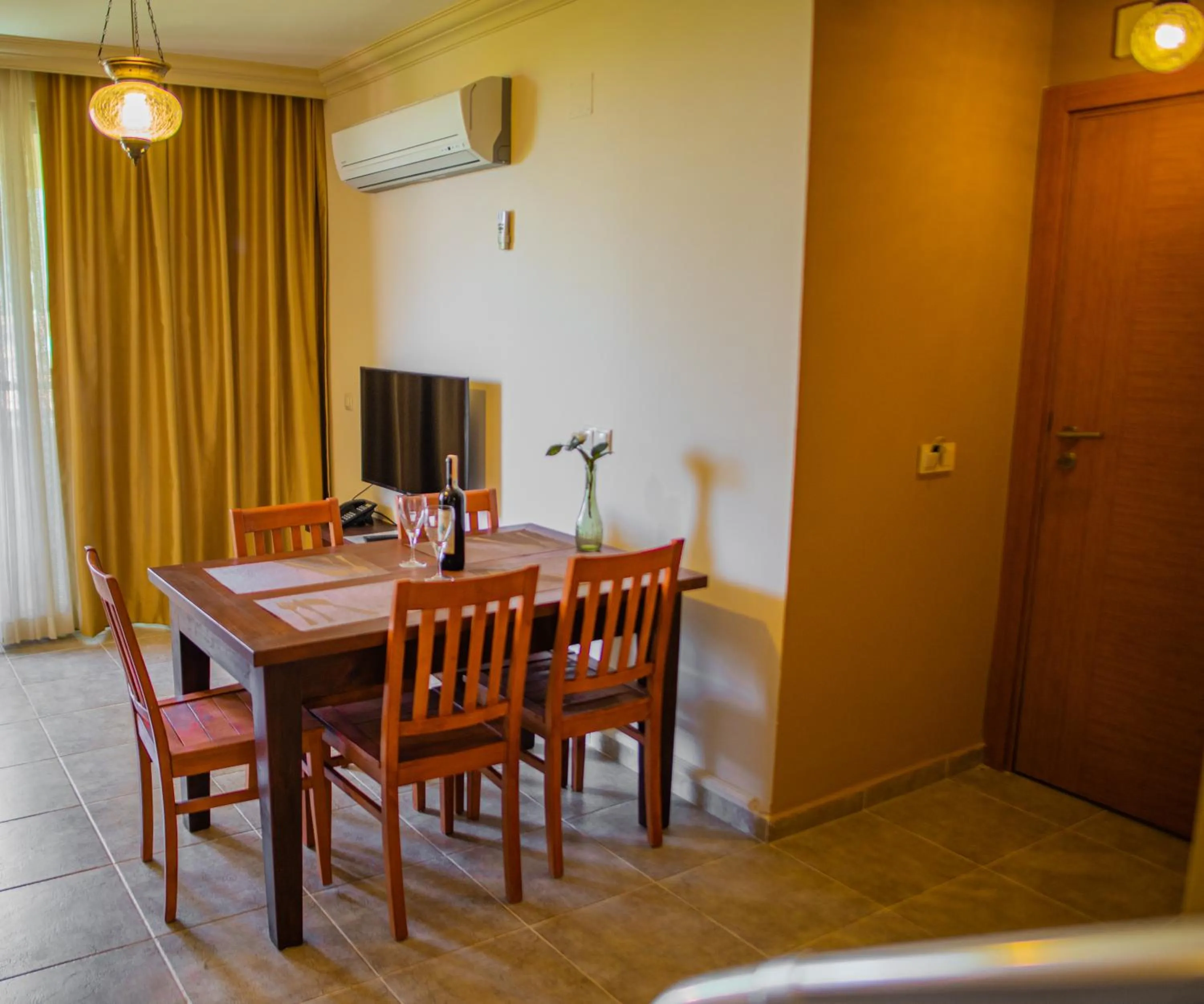 Communal lounge/ TV room in Dores Residence