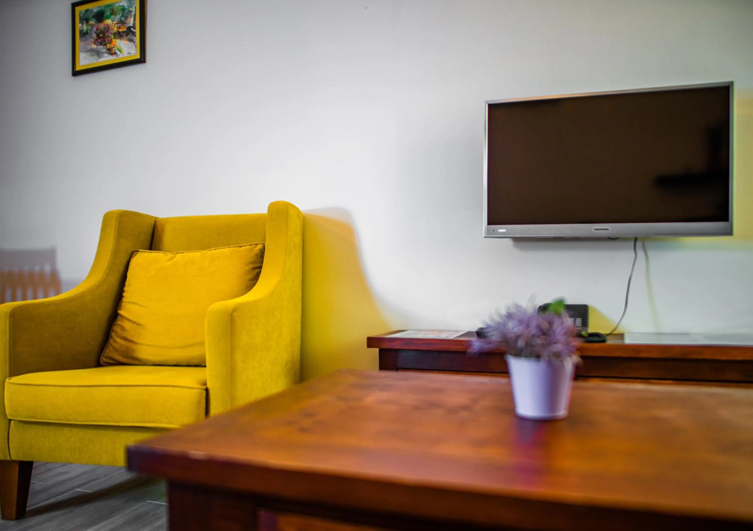 Communal lounge/ TV room in Dores Residence