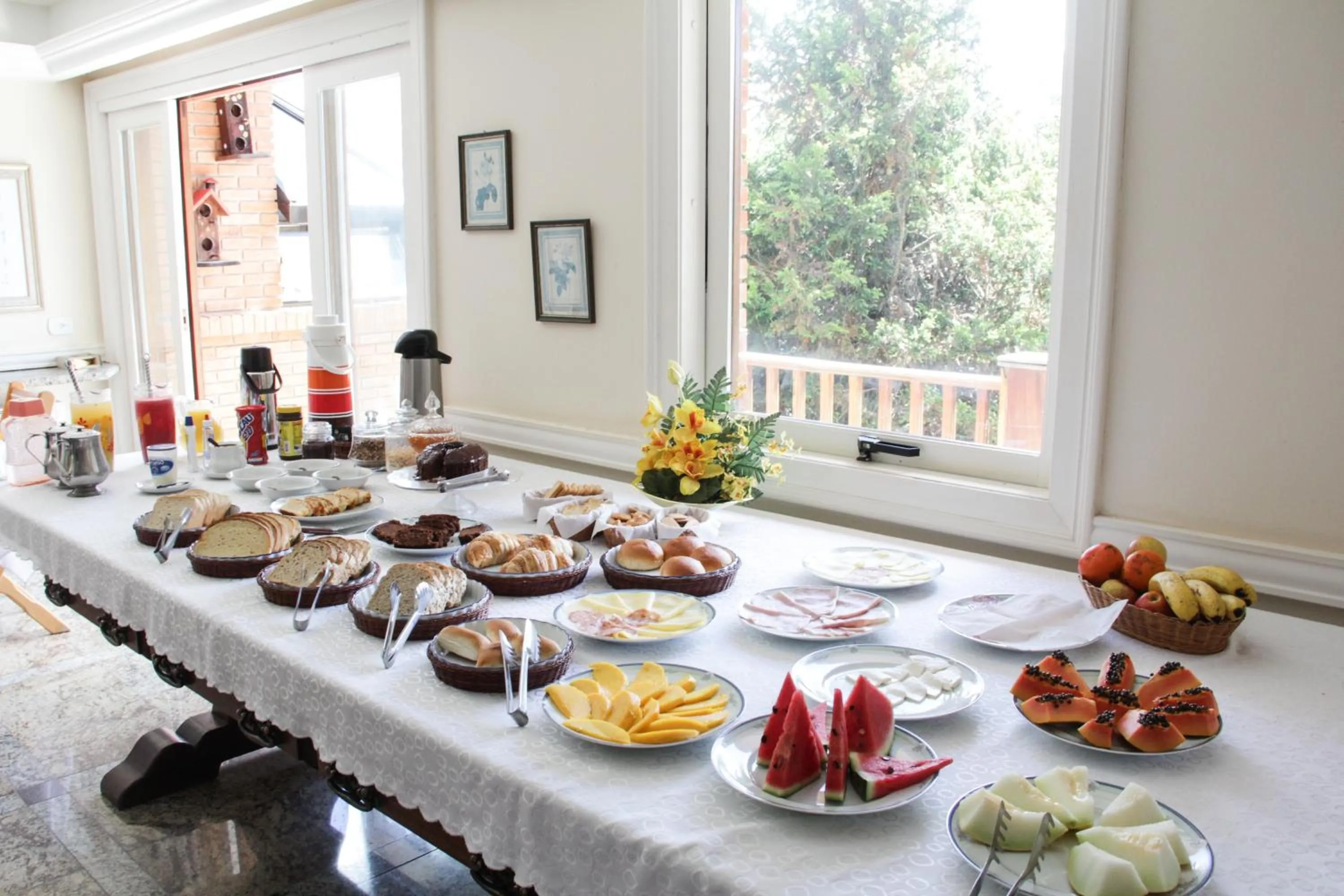 Buffet breakfast in Villa da Esperança