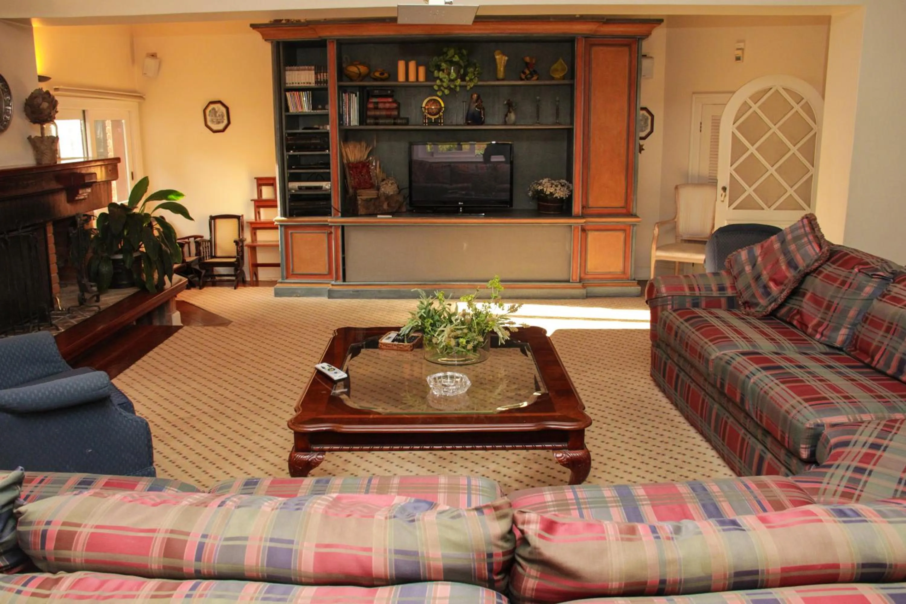 Communal lounge/ TV room in Villa da Esperança