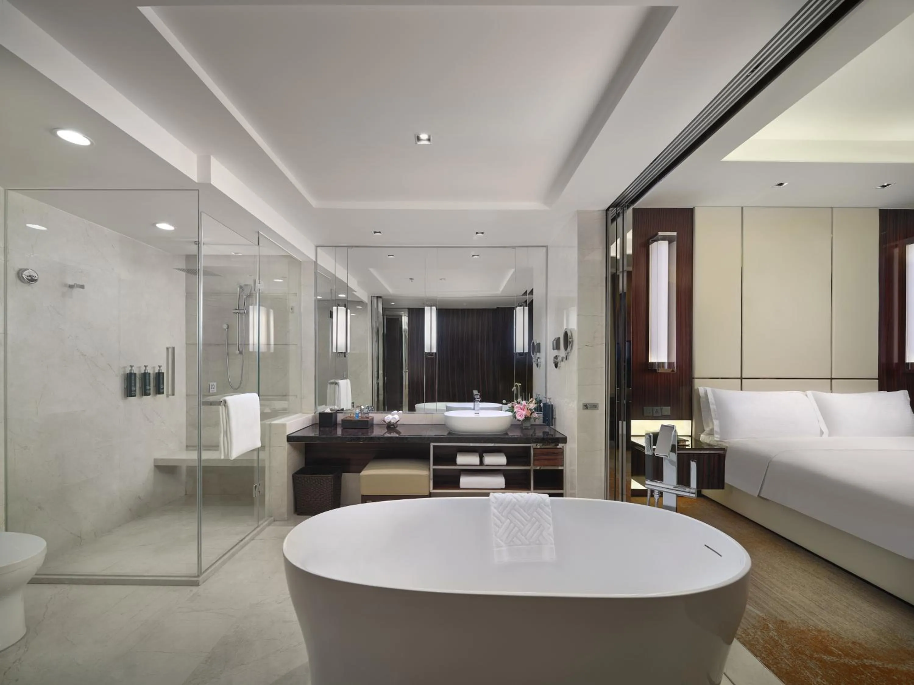 Hot Tub, Bed in Hilton Harbin Exhibition Center