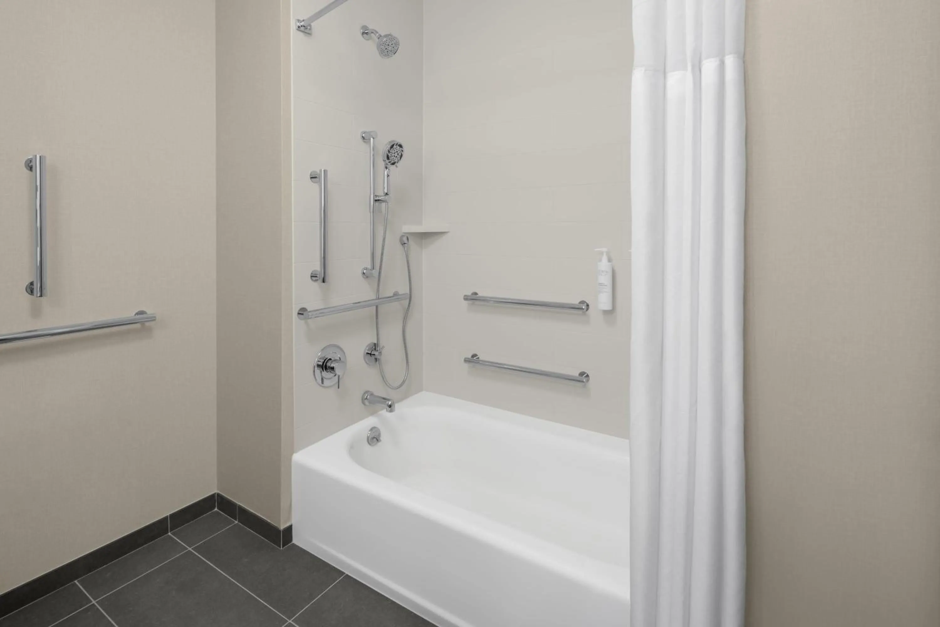 Bathroom in Hampton Inn & Suites By Hilton Long Island Farmingdale