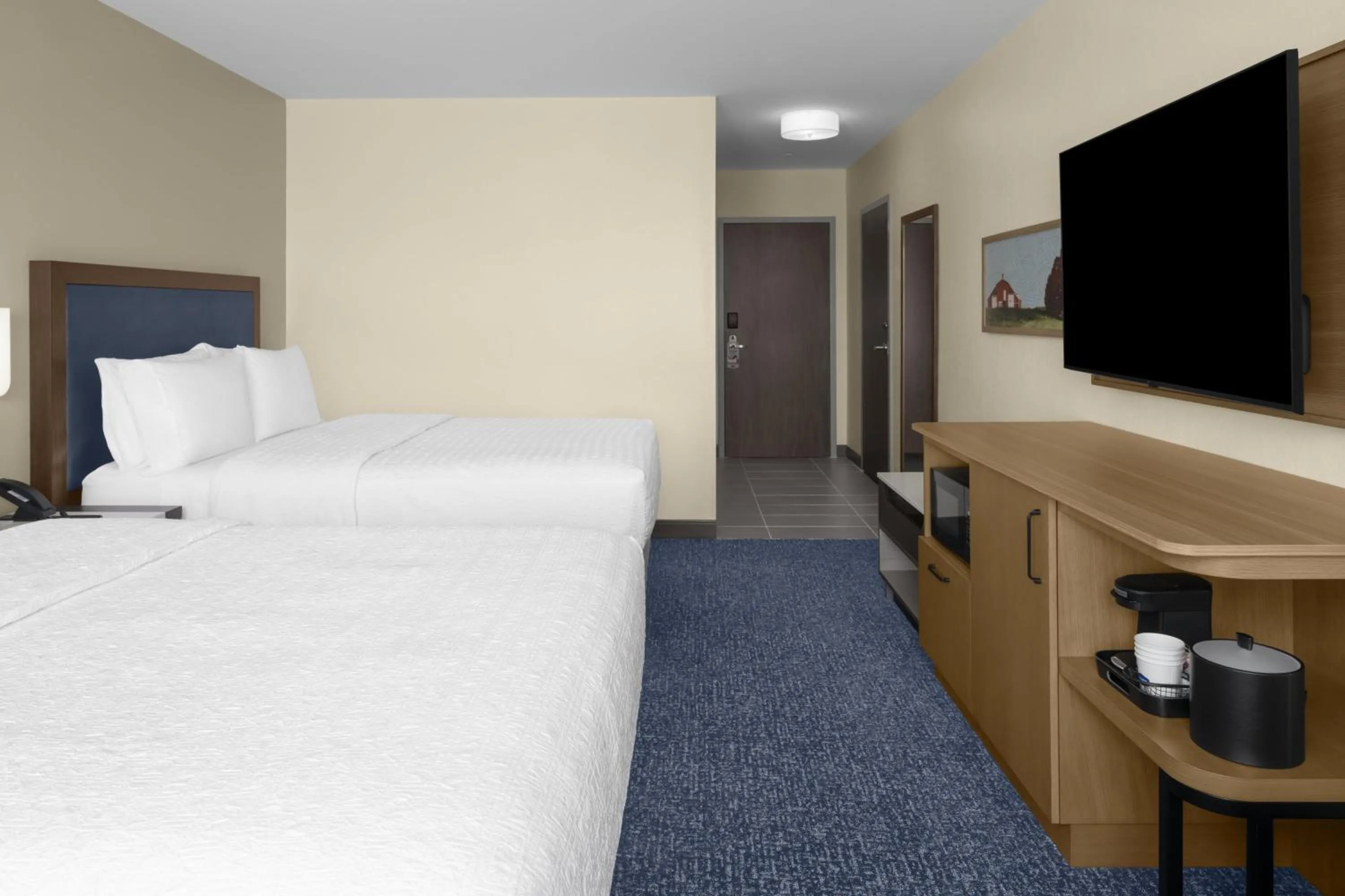 Photo of the whole room, Bed in Hampton Inn & Suites By Hilton Long Island Farmingdale