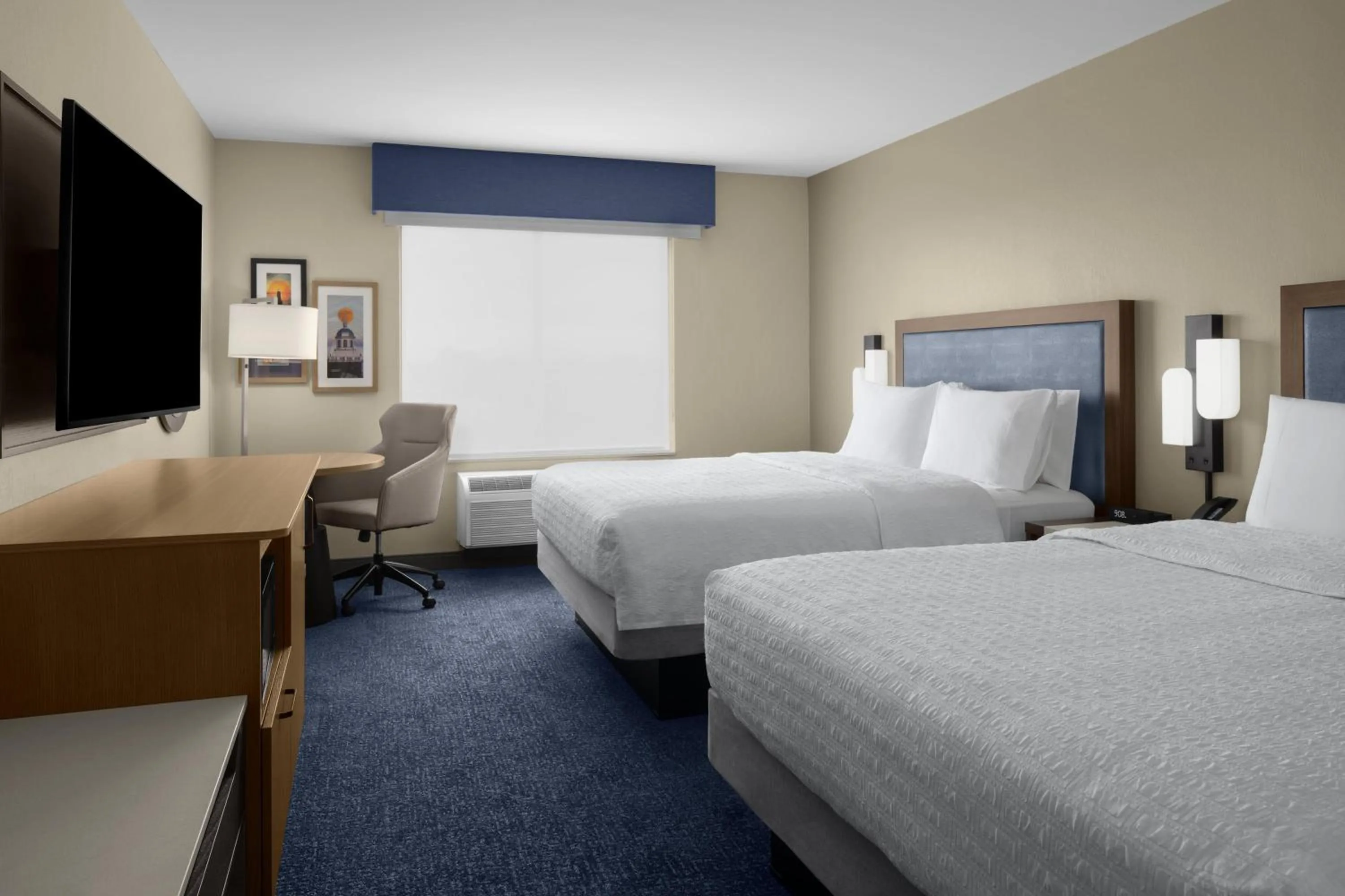 Bed in Hampton Inn & Suites By Hilton Long Island Farmingdale