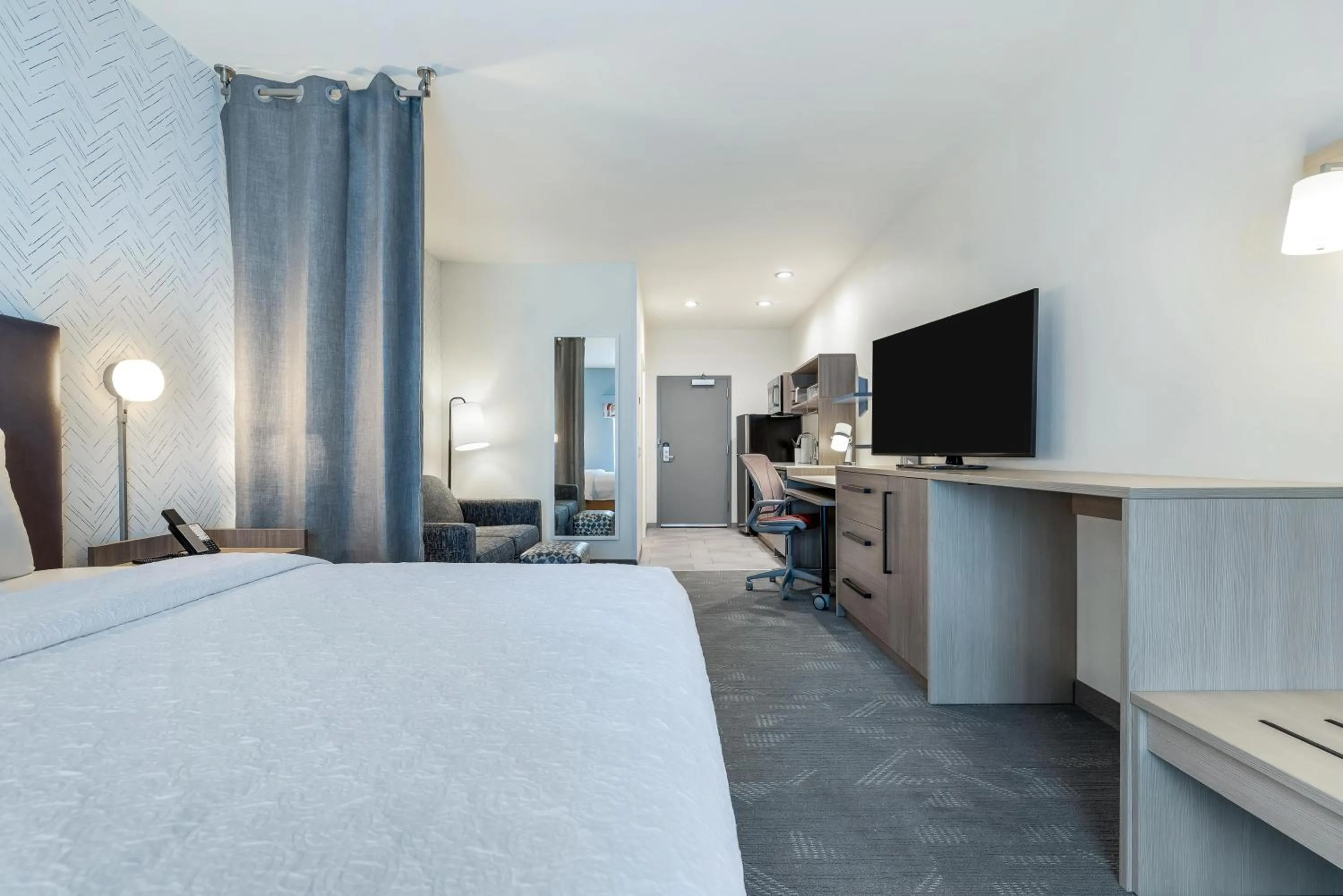 Living room, Bed in Home2 Suites By Hilton New Braunfels