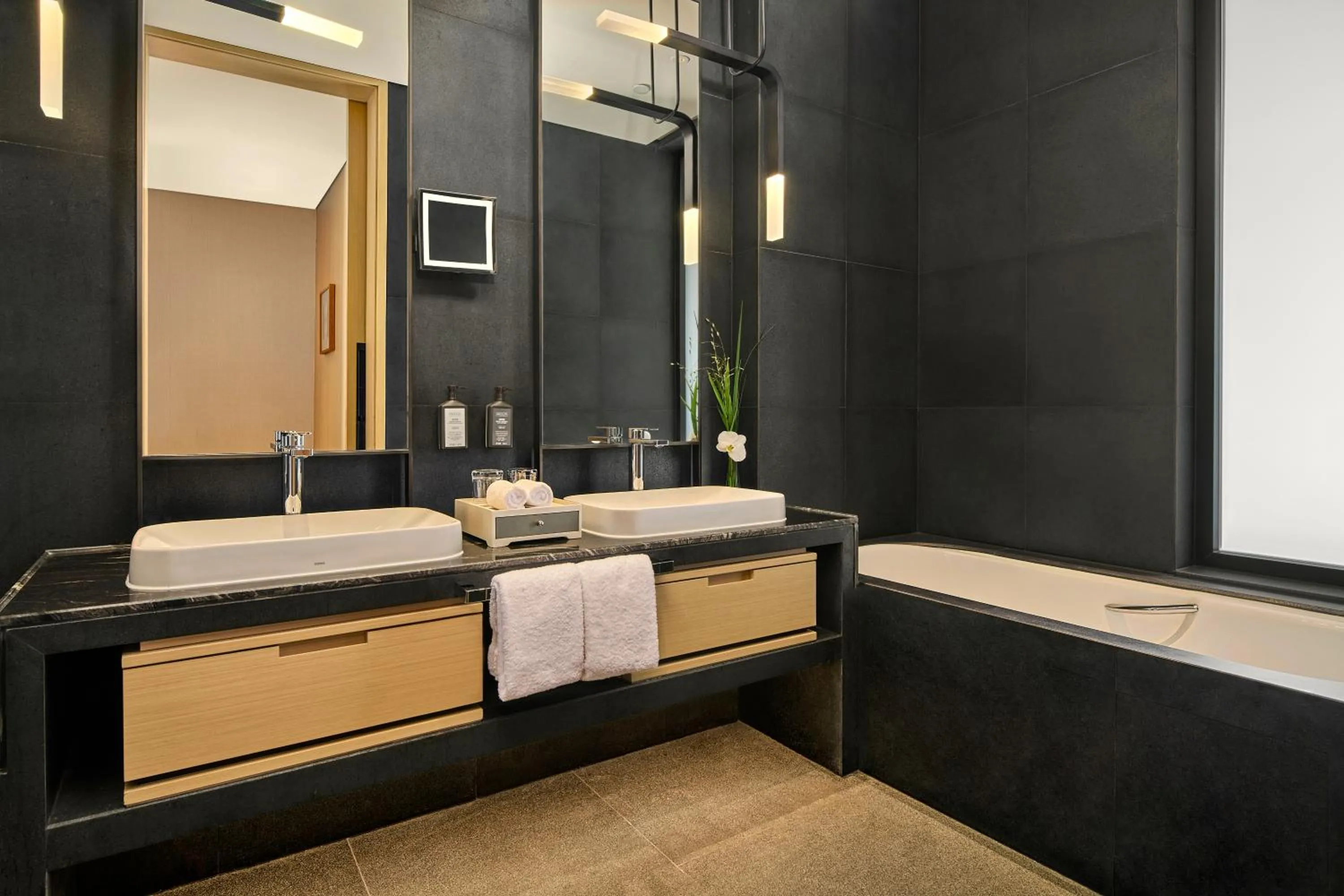 Toilet in Secan Hotel Qingdao, Curio Collection By Hilton