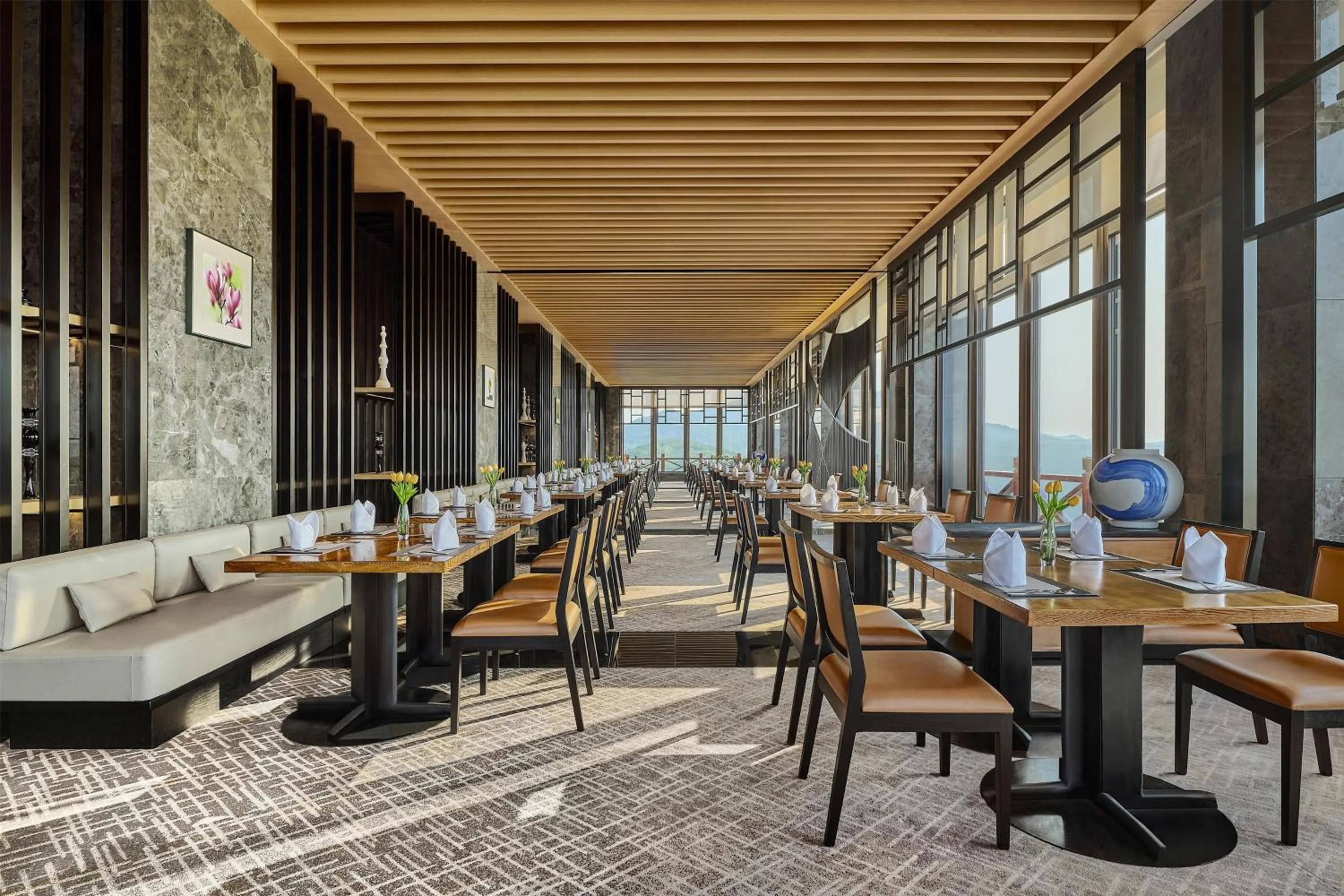 Restaurant/places to eat in Secan Hotel Qingdao, Curio Collection By Hilton