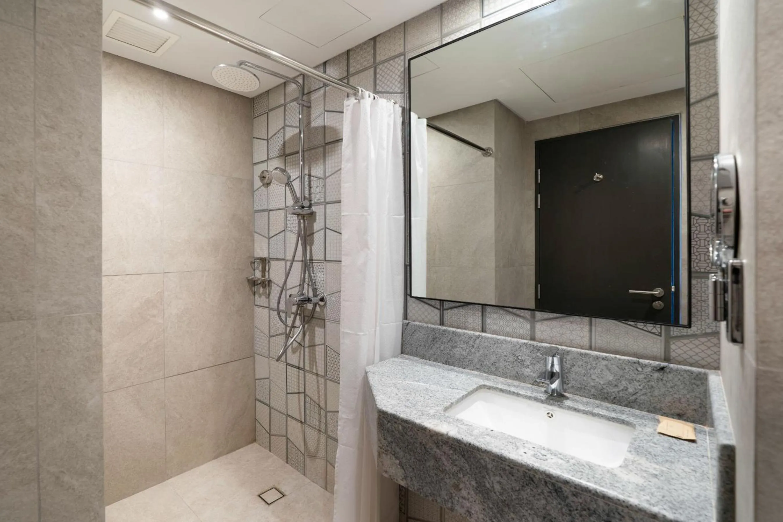 Bathroom in Mactan Island Stay Near Beach and Airport