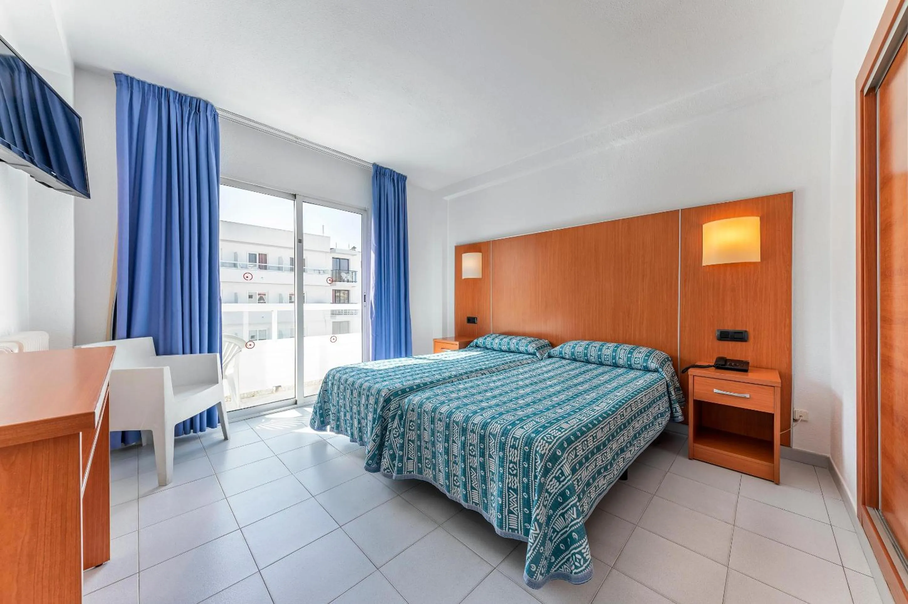 Photo of the whole room, Bed in Port Fiesta Park