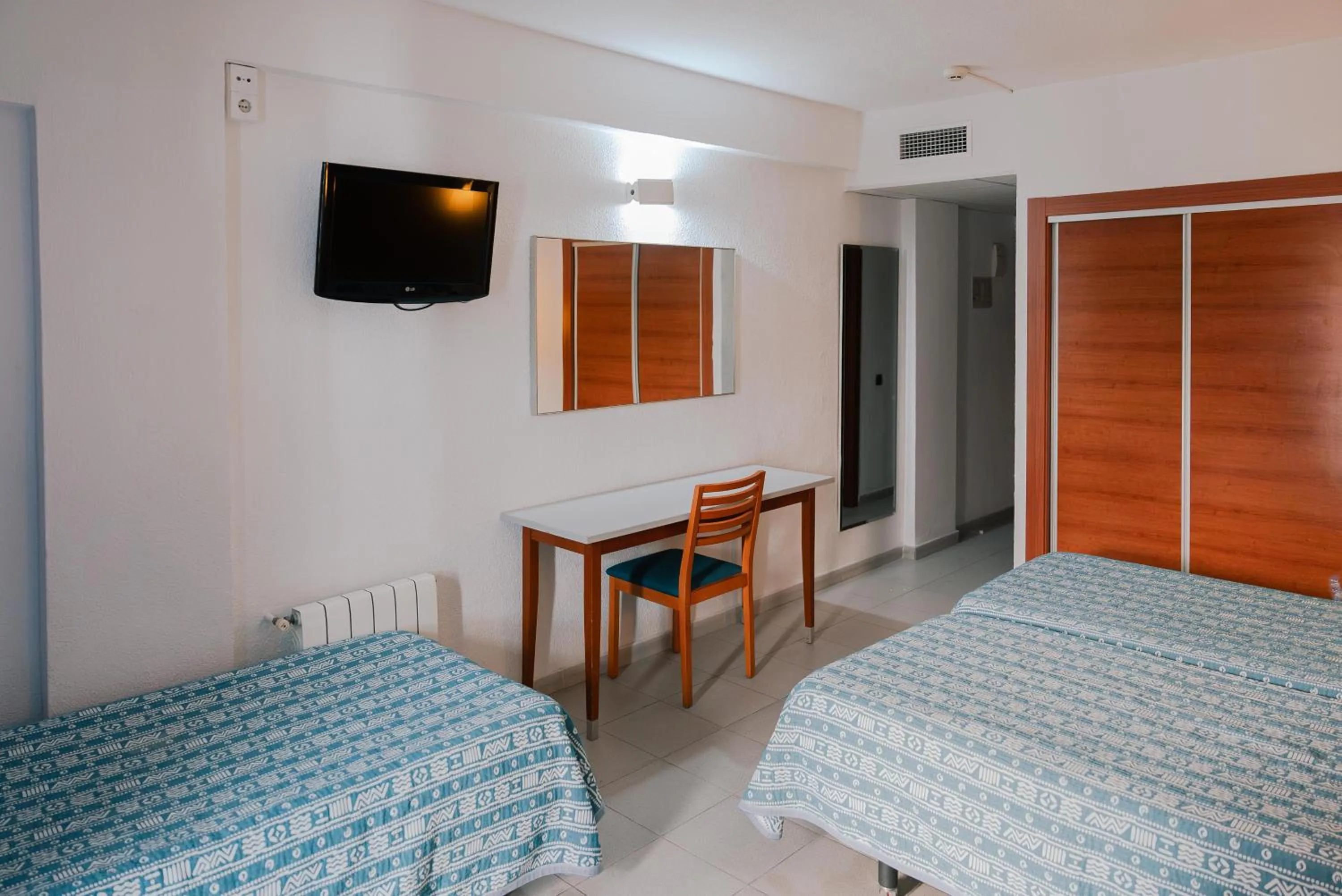 Photo of the whole room, Bed in Port Fiesta Park