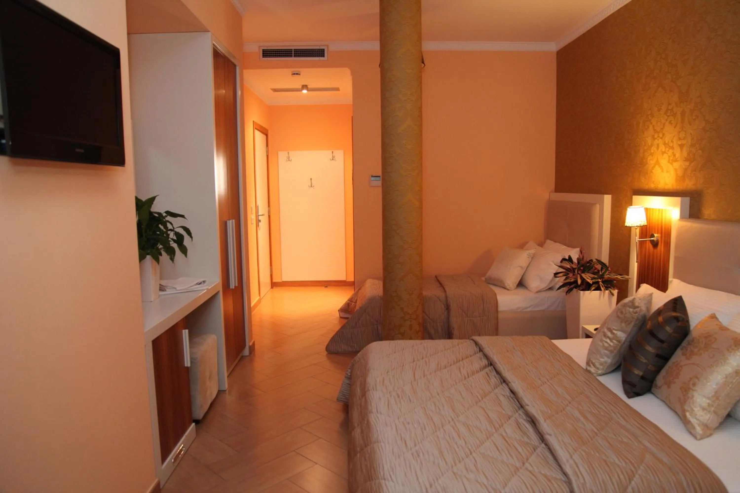 Living room, Bed in Hotel Gold