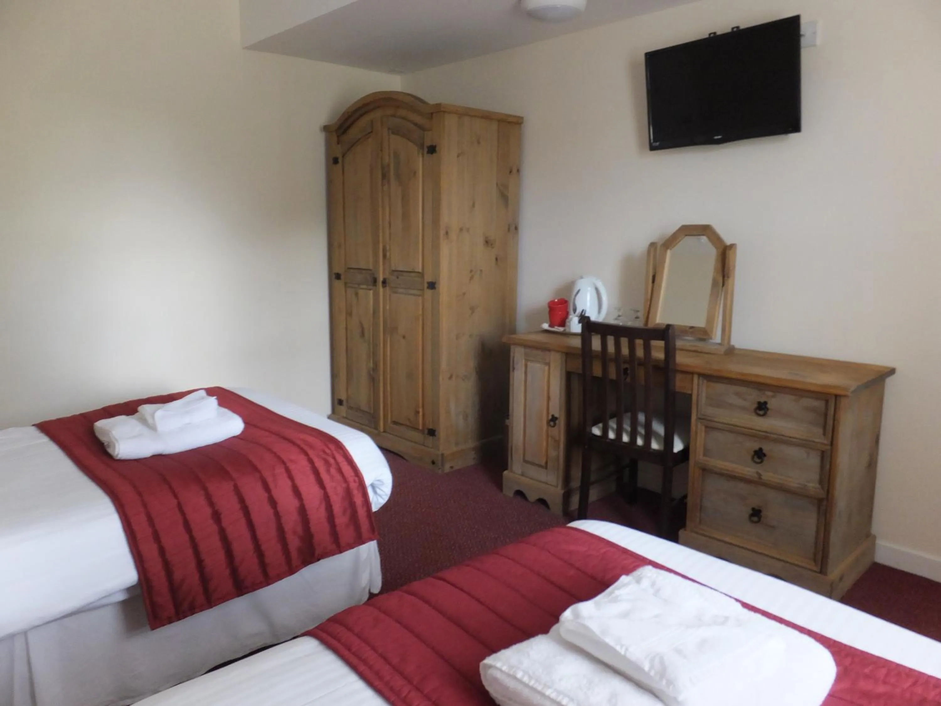 Bathroom, Bed in Novar Arms Hotel