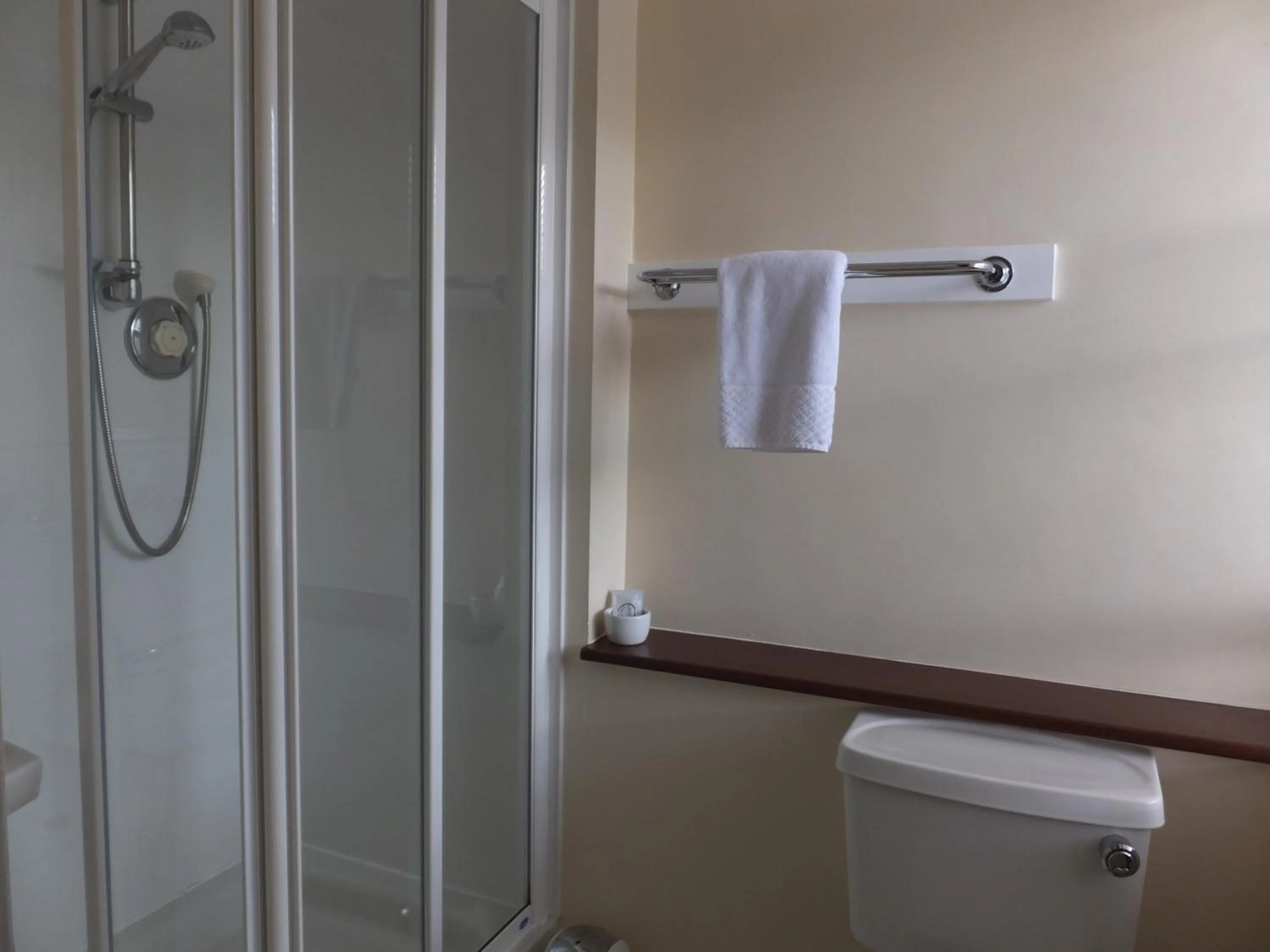 Shower in Novar Arms Hotel