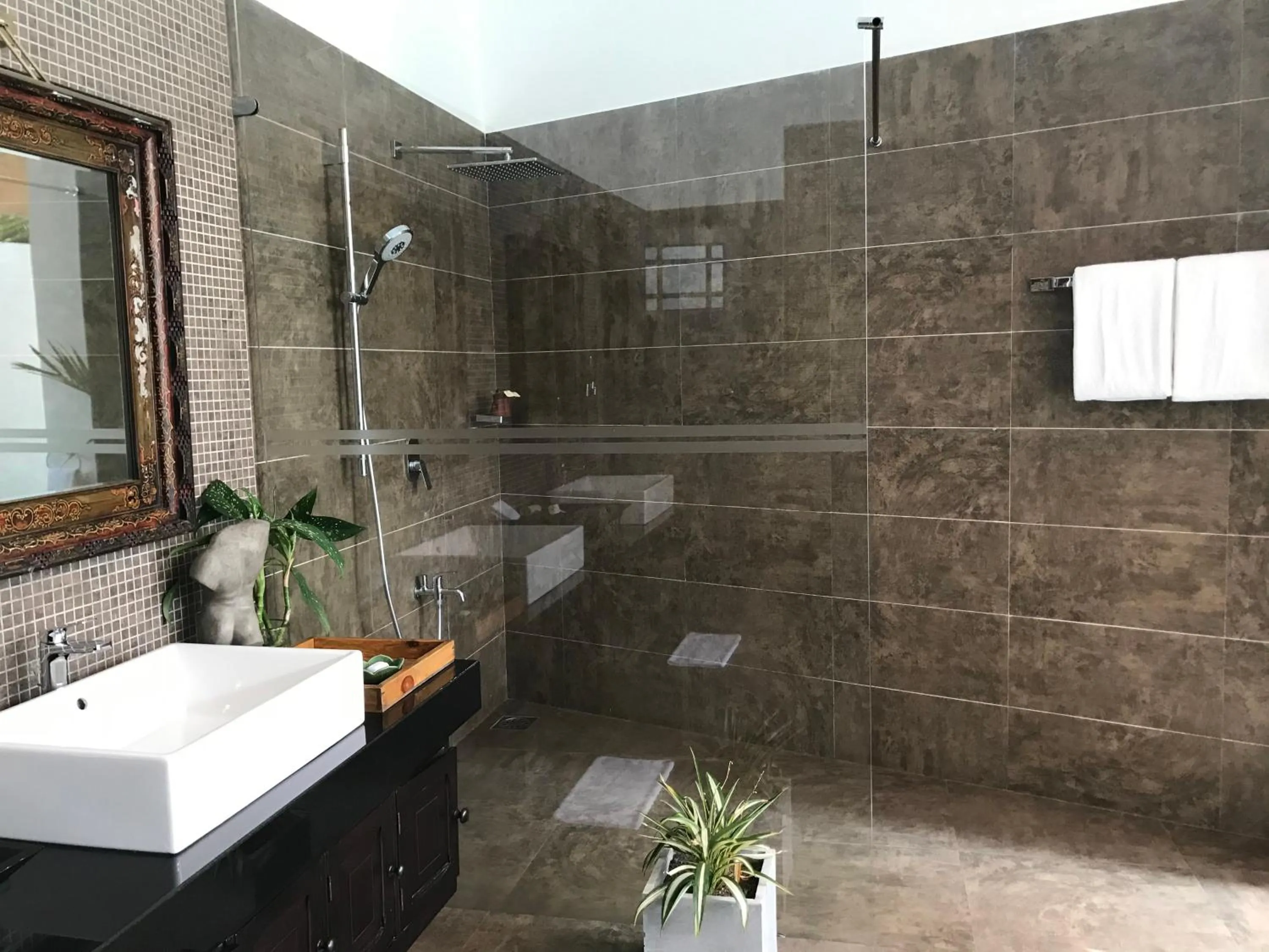 Shower in The Postcard Galle