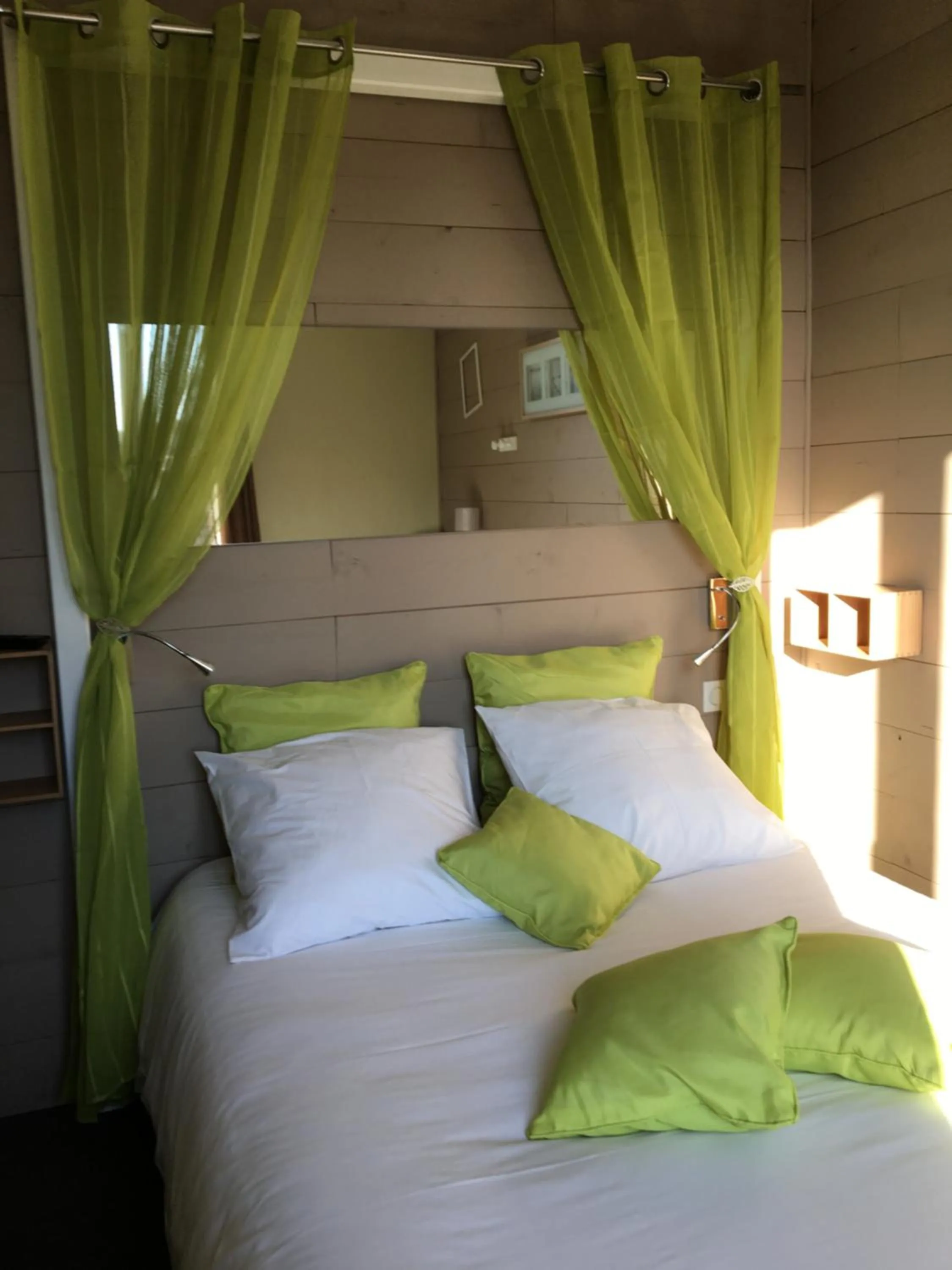 Photo of the whole room, Bed in Hôtel Familial L'Ostréi