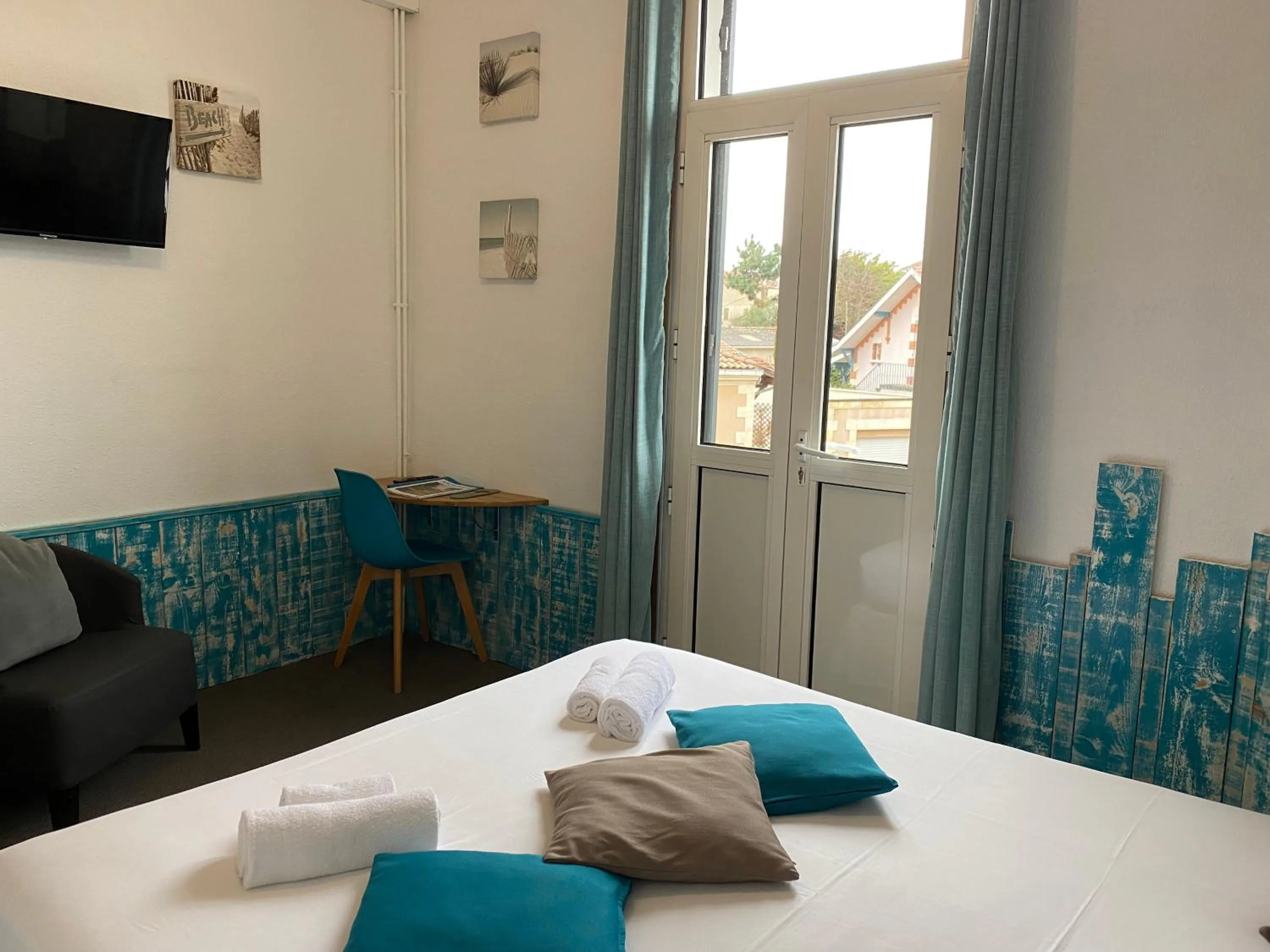 Bedroom, Bed in Hôtel Familial L'Ostréi