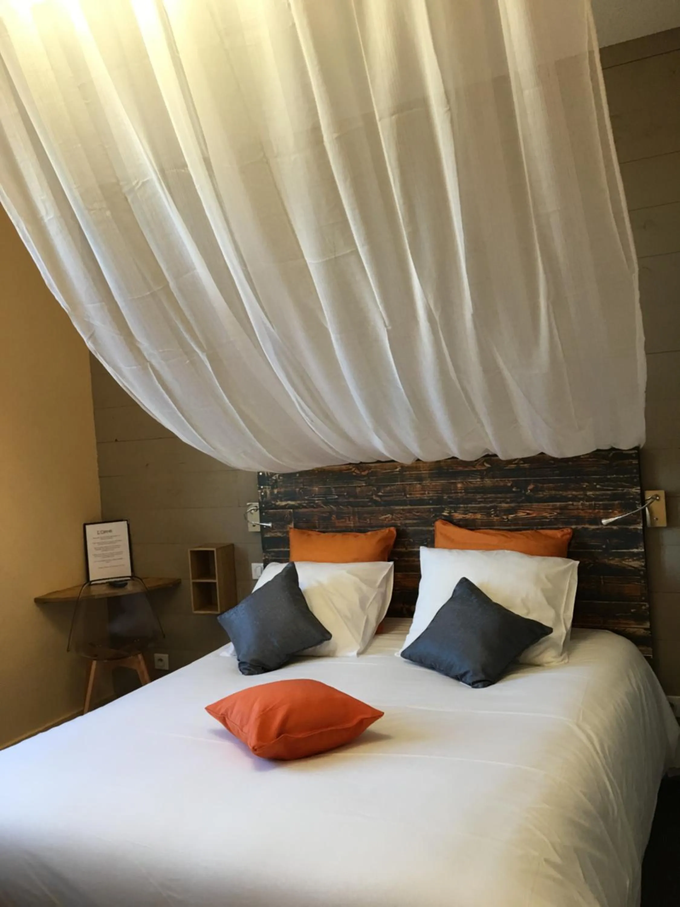 Photo of the whole room, Bed in Hôtel Familial L'Ostréi