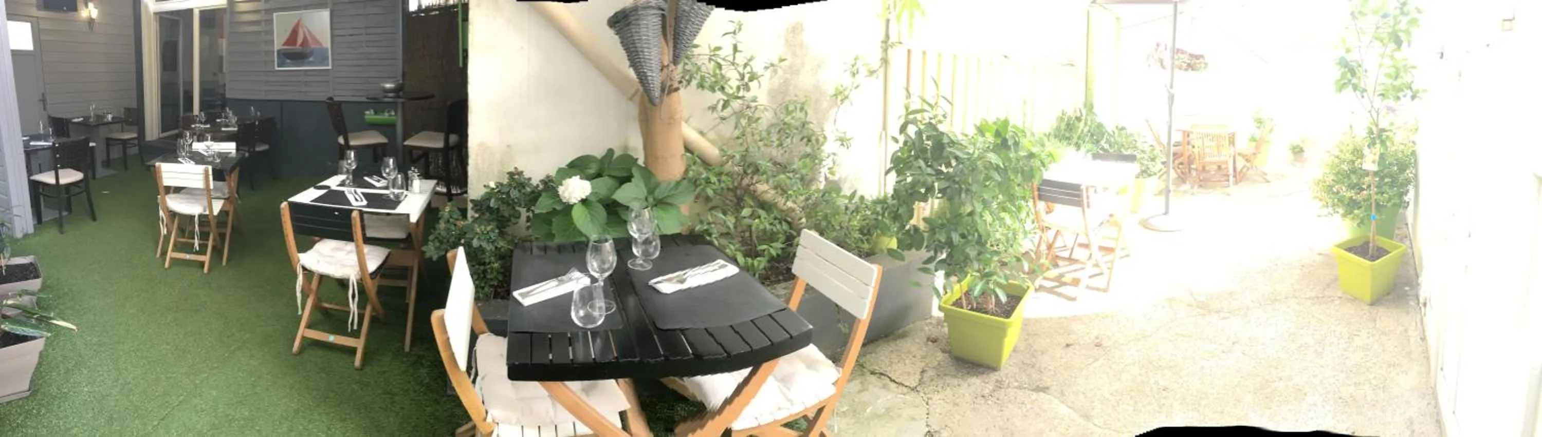 Patio in Hôtel Familial L'Ostréi