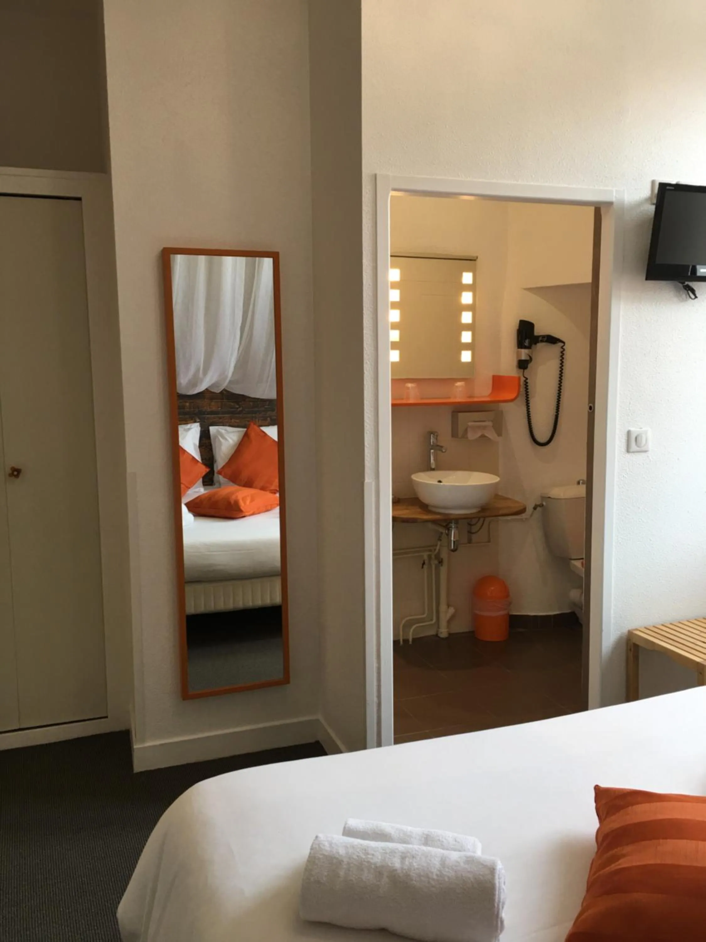 Shower, Bed in Hôtel Familial L'Ostréi